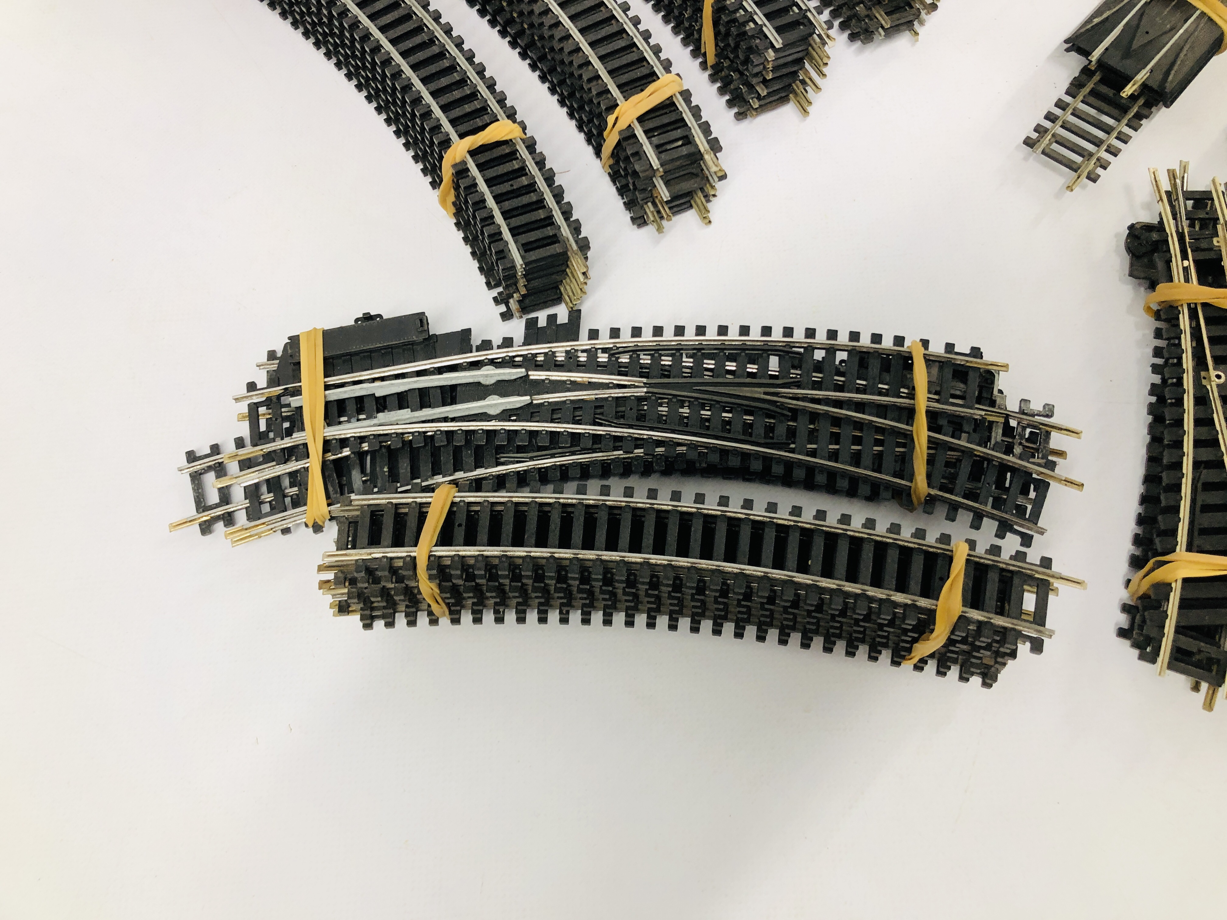 100 PIECES OF HORNBY 00 GAUGE TRACK - Image 5 of 6