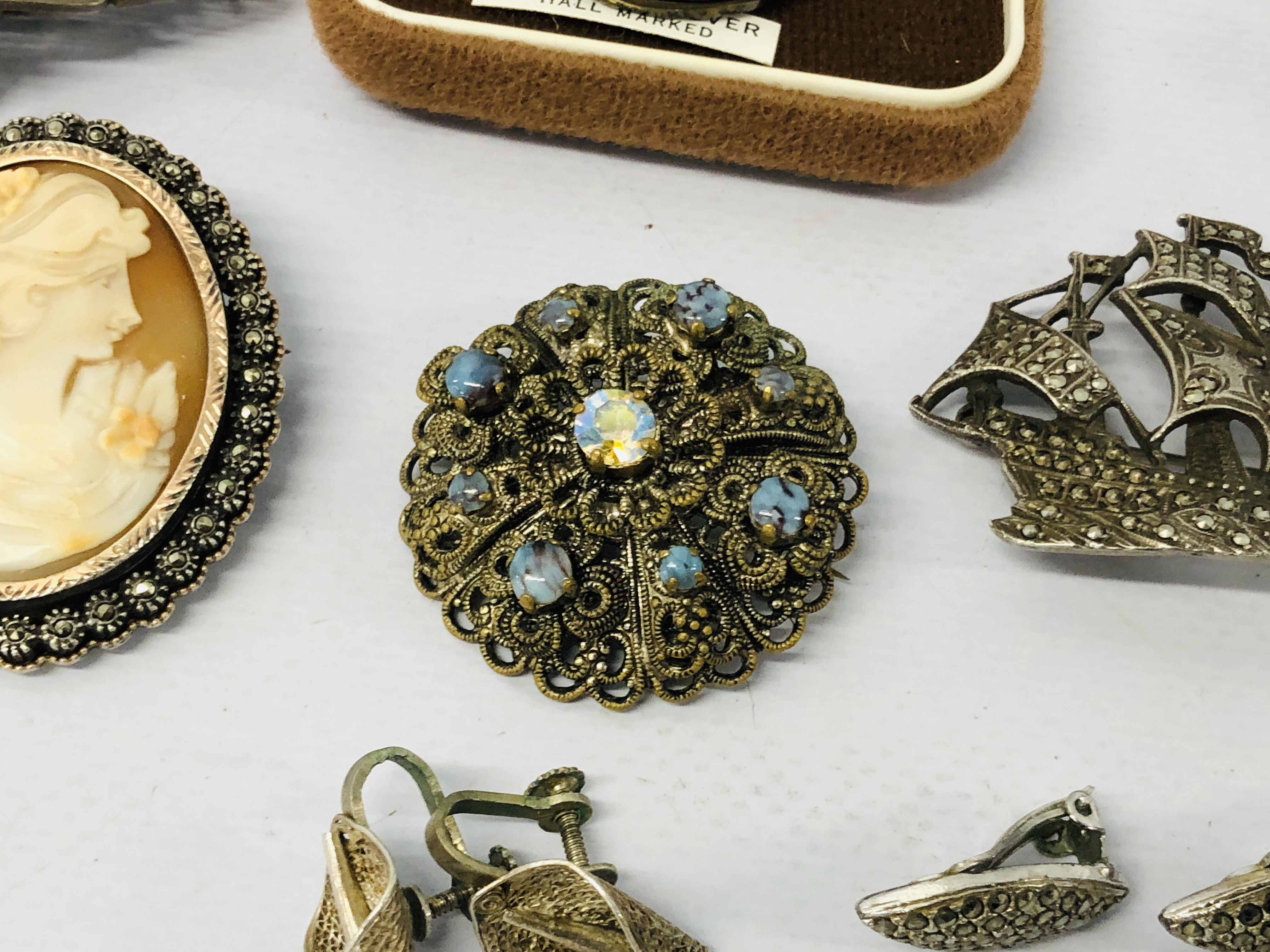 A GROUP OF FIVE BROOCHES TO INCLUDE SILVER MARCASITE SAILING SHIP, EXOTIC BIRD MARCASITE SET, - Image 6 of 11