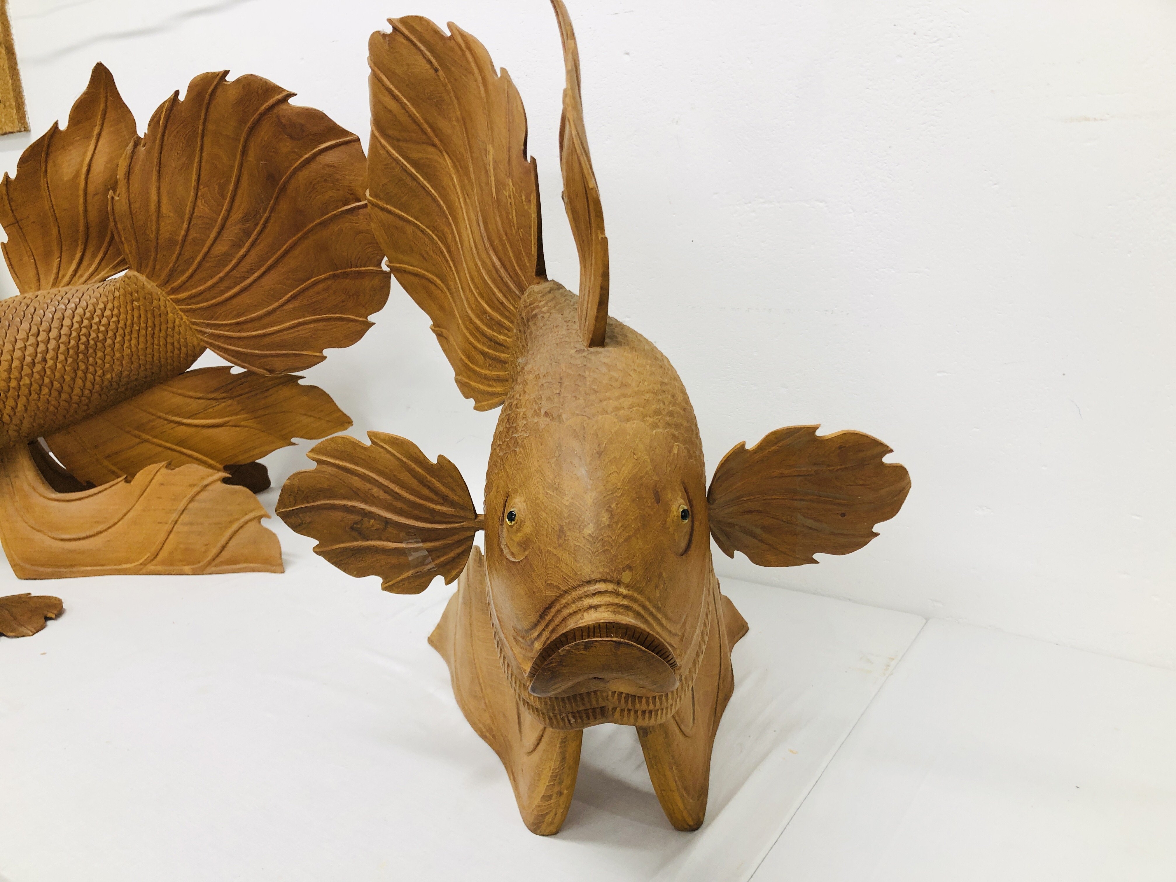 2 X LARGE CARVED TEAK WOOD FISH ORNAMENTS - EACH HEIGHT 58CM. LENGTH 65CM. - Image 6 of 10