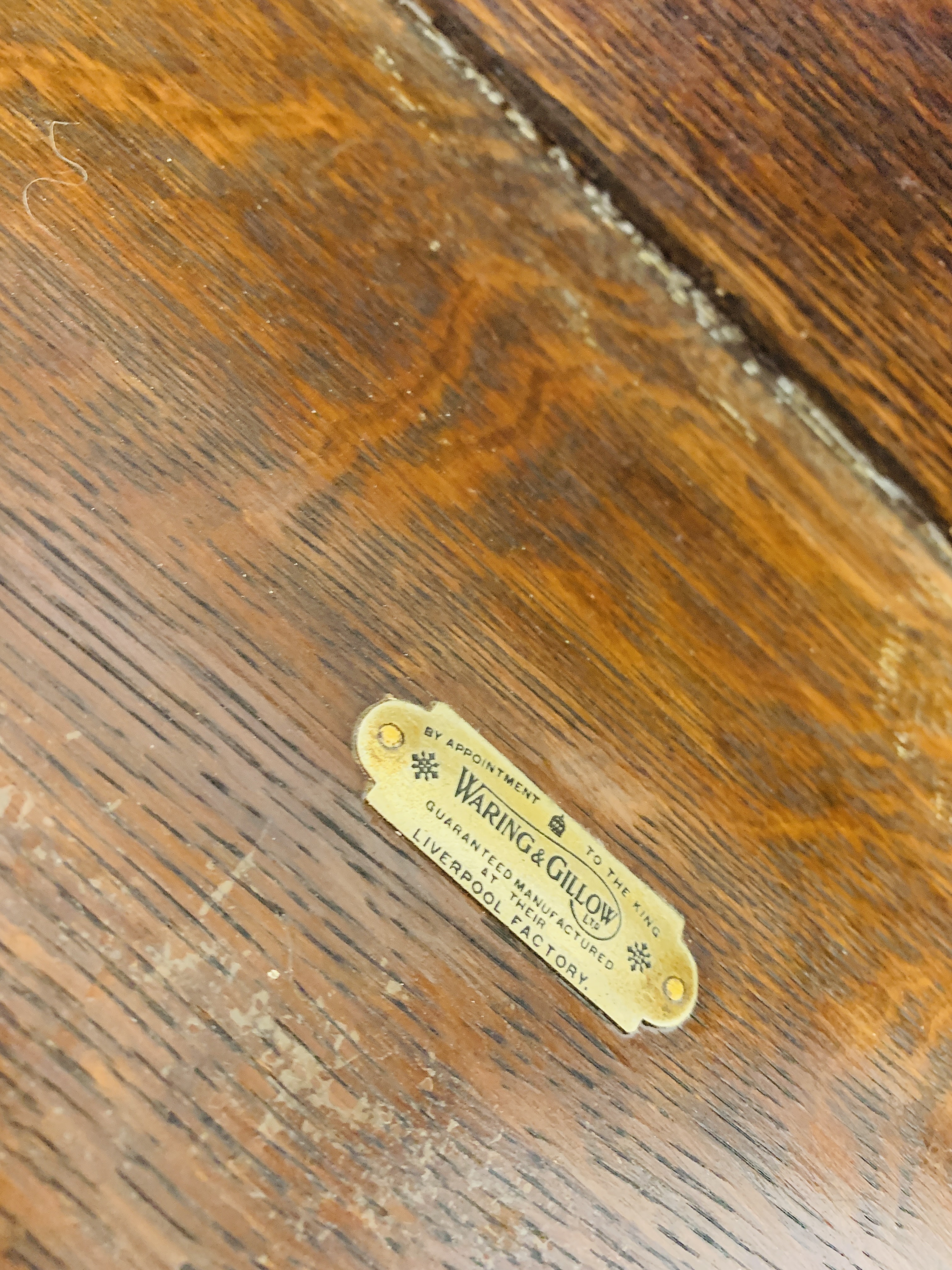 AN OAK AND OVAL TILT TOP OCCASIONAL TABLE WITH BARLEY TWIST DETAILS BEARING WARING AND GILLOW BRASS - Image 7 of 7