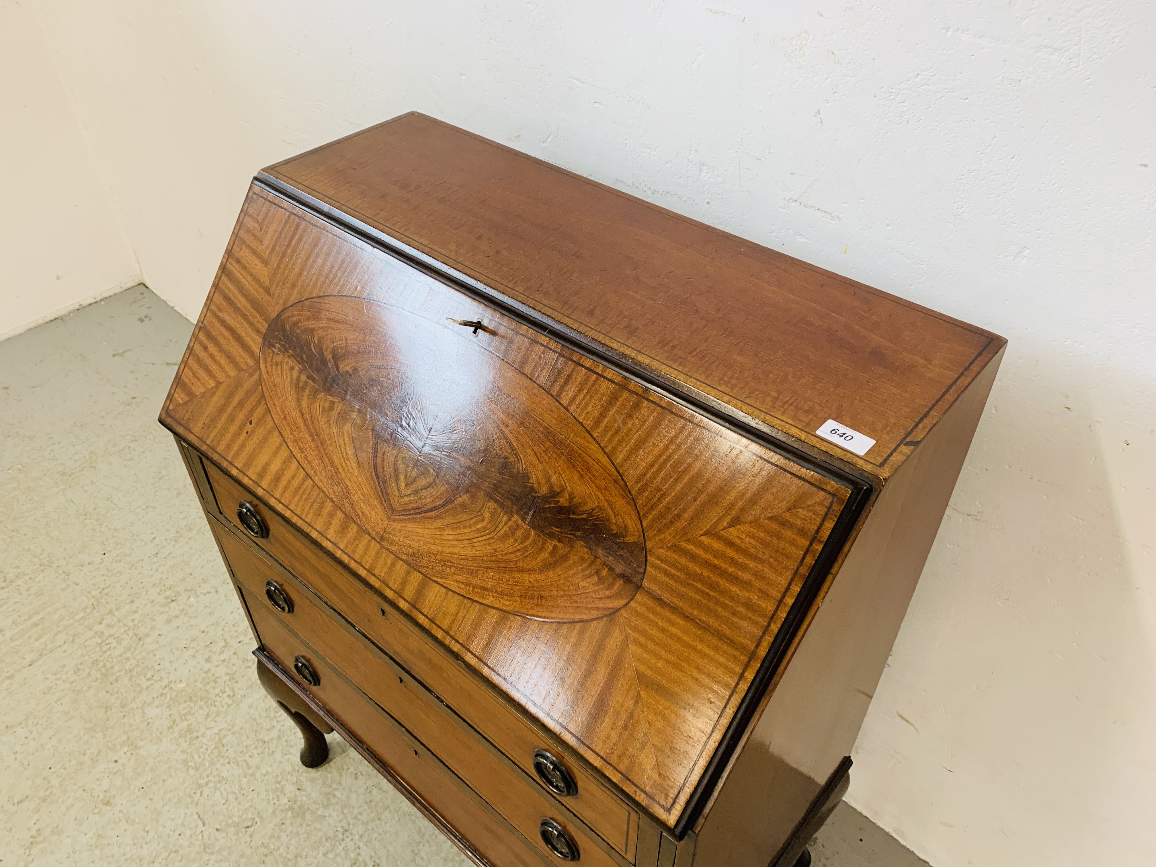 A MAHOGANY FINISH 3 DRAWER BUREAU WITH INLAID DETAIL - Image 3 of 6