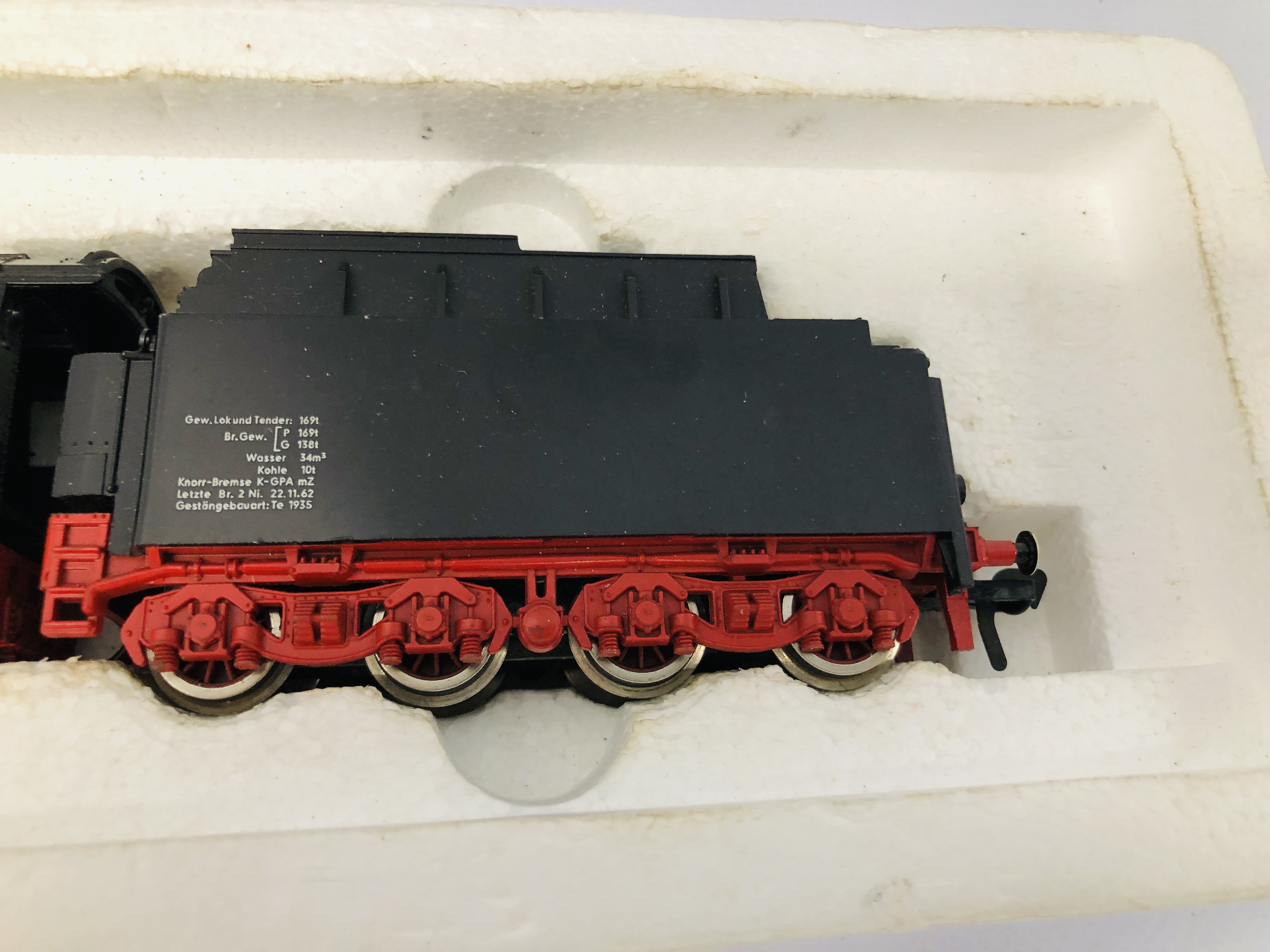 A FLEISCHMANNN HO 4170 LOCOMOTIVE AND TENDER BOXED WITH SMOKE UNIT - Image 6 of 8