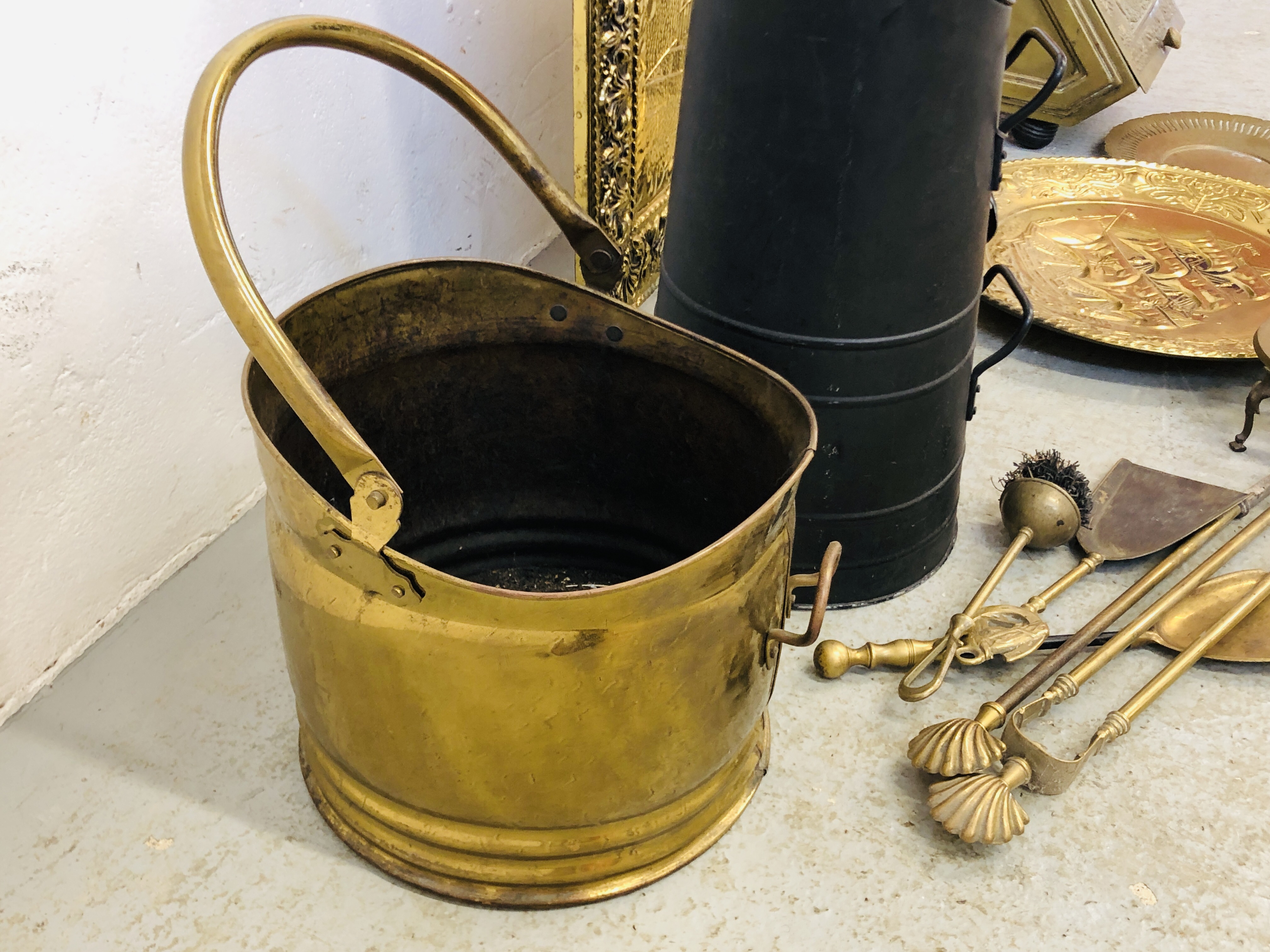 QUANTITY OF BRASS TO INCLUDE FIRE GUARD, COAL BUCKET, FIRE UTENSILS, MINIATURE TORTOISE ETC. - Image 5 of 13