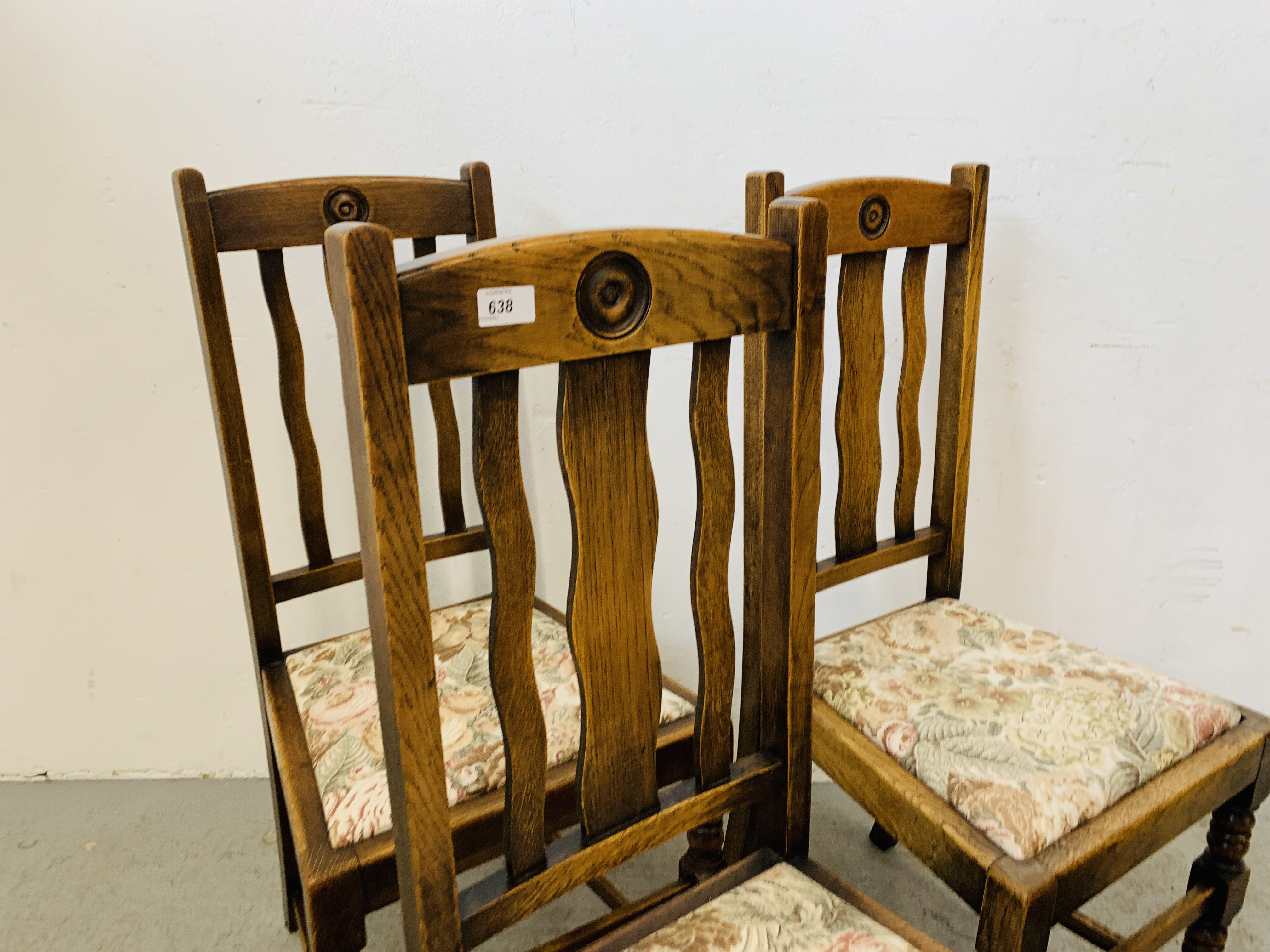 A SET OF FOUR 1940'S OAK DINING CHAIRS WITH SLAT BACK AND BULLSEYE DETAIL - Image 3 of 5