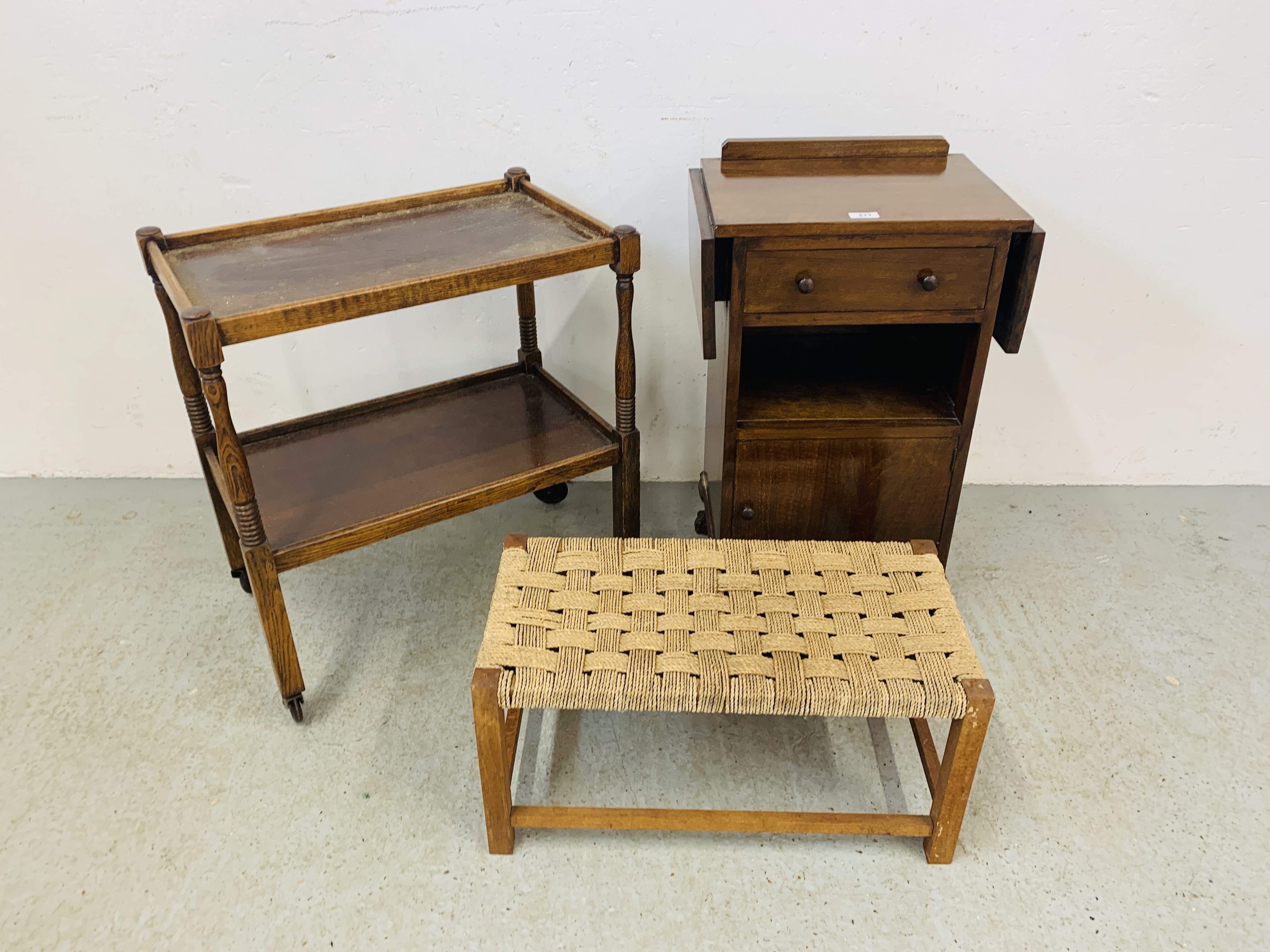 A PERIOD OAK 2 TIER TROLLEY WITH RING TURNED SUPPORTS AND ORIGINAL BROWN PLASTIC CASTORS. L 62CM.