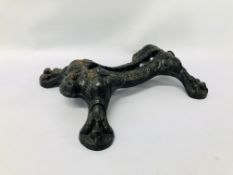 A CAST IRON "THE WILLBRO NORWICH" BICYCLE STAND WITH LION HEAD DETAIL AND CLAW FEET L 28CM