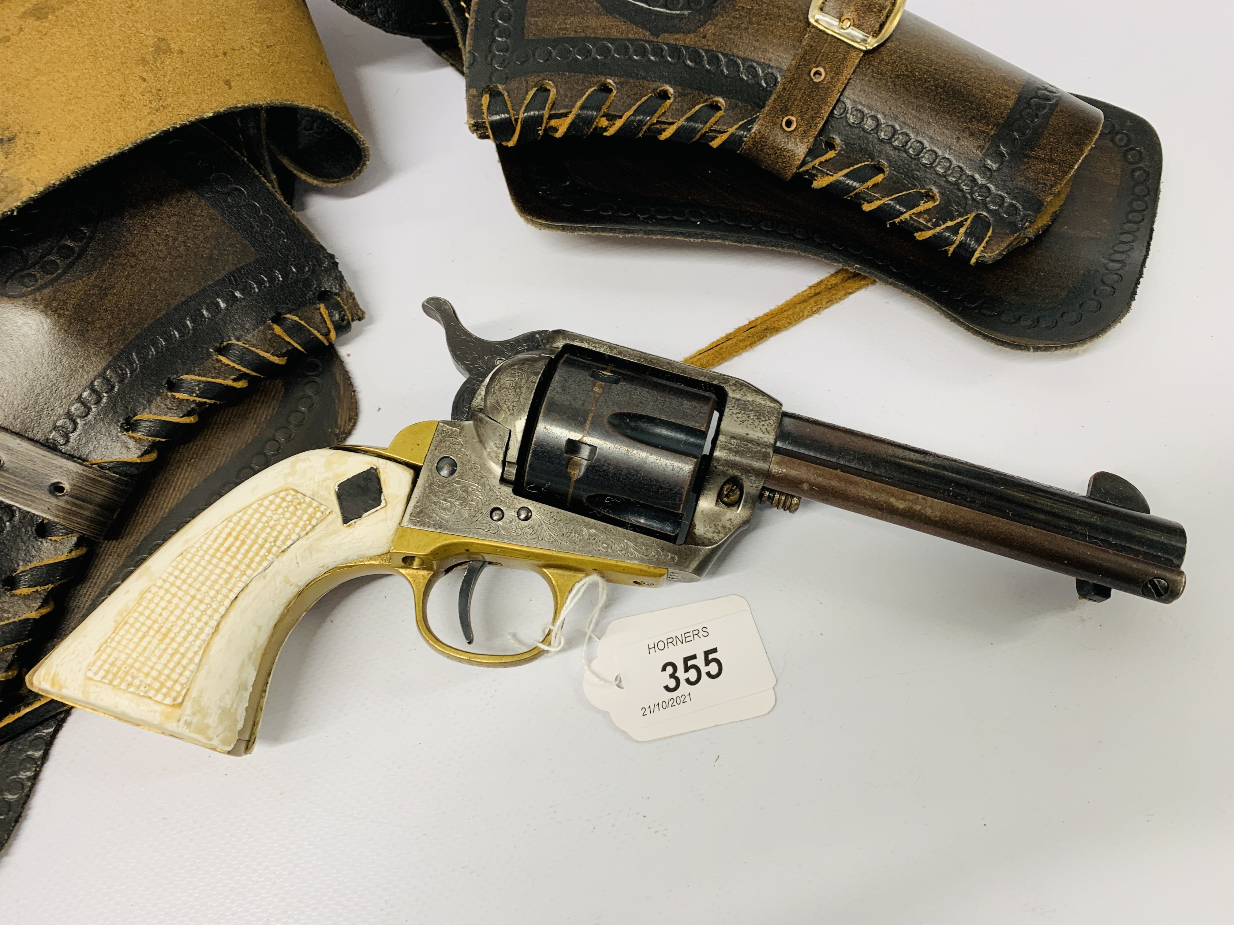 A REPLICA WESTERN STYLE REVOLVER, THE BARREL MARKED ADLER ITALY MOD. - Image 2 of 5