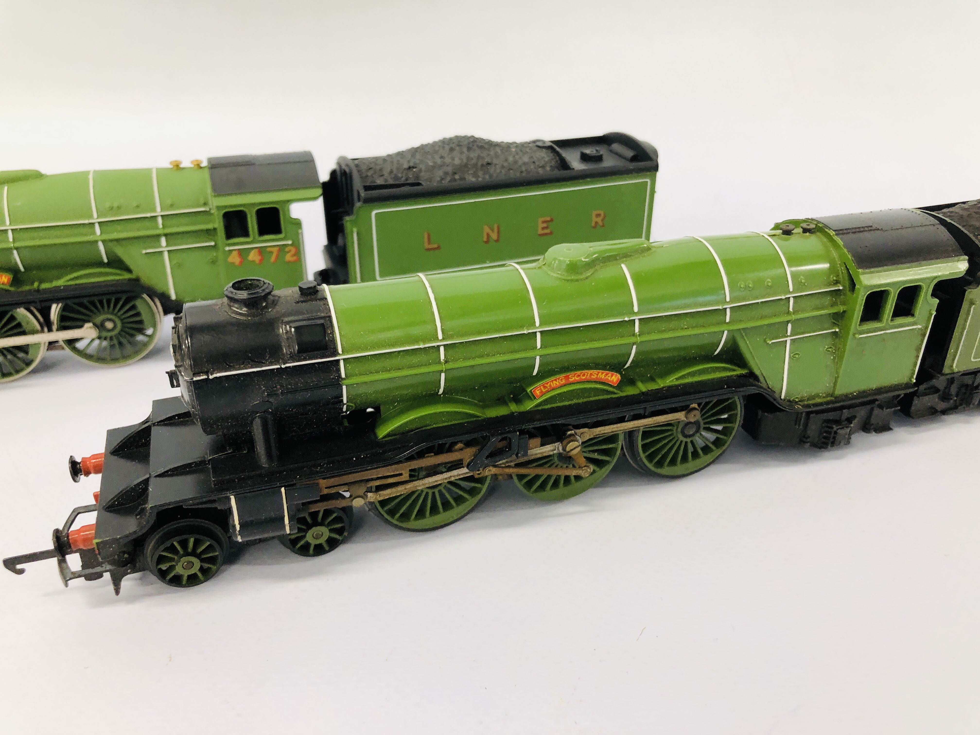 2 X HORNBY 00 GAUGE FLYING SCOTSMAN LOCOMOTIVES AND TENDERS - Image 2 of 12