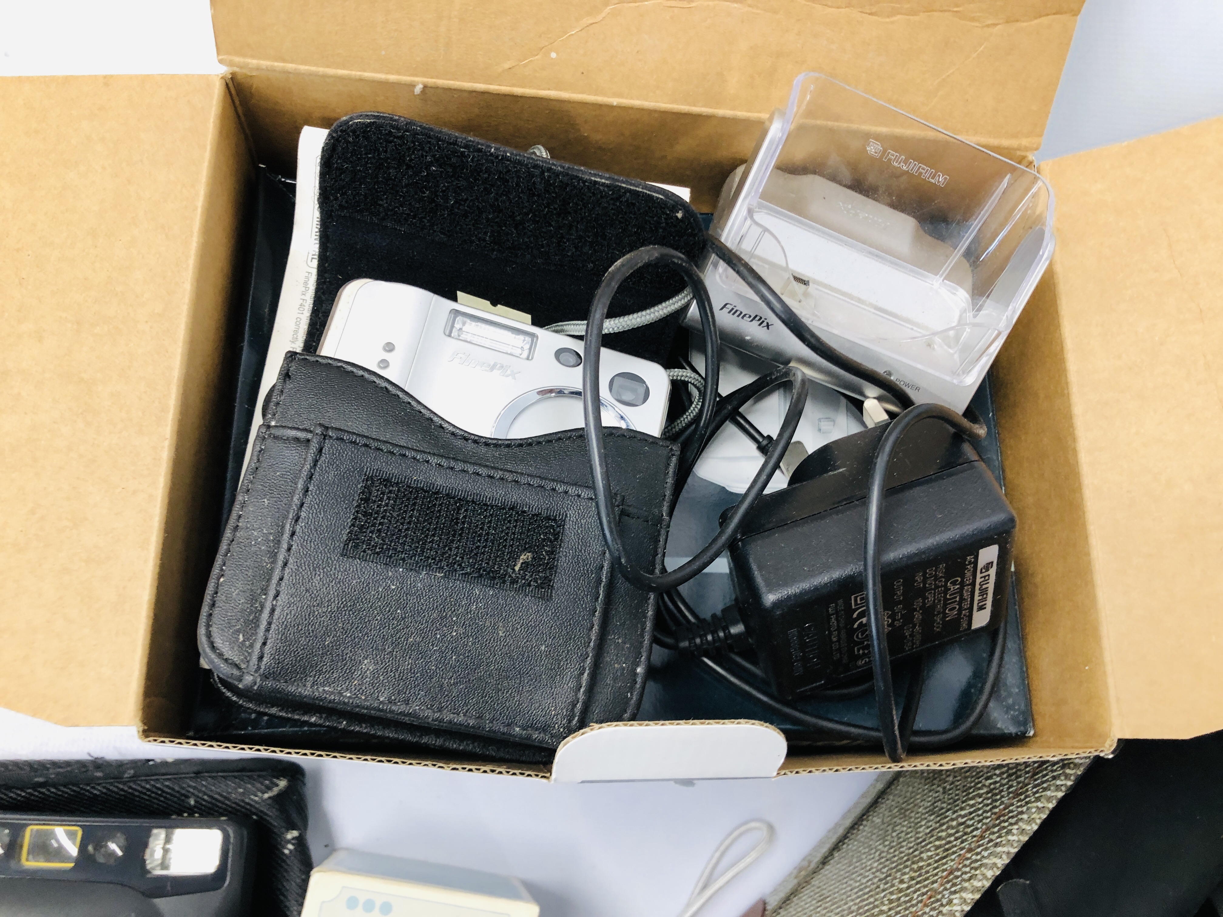 A BOX CONTAINING ASSORTED PHOTOGRAPHIC AND OPTICAL EQUIPMENT TO INCLUDE PETRI TTL SLR CAMERA FITTED - Image 7 of 12