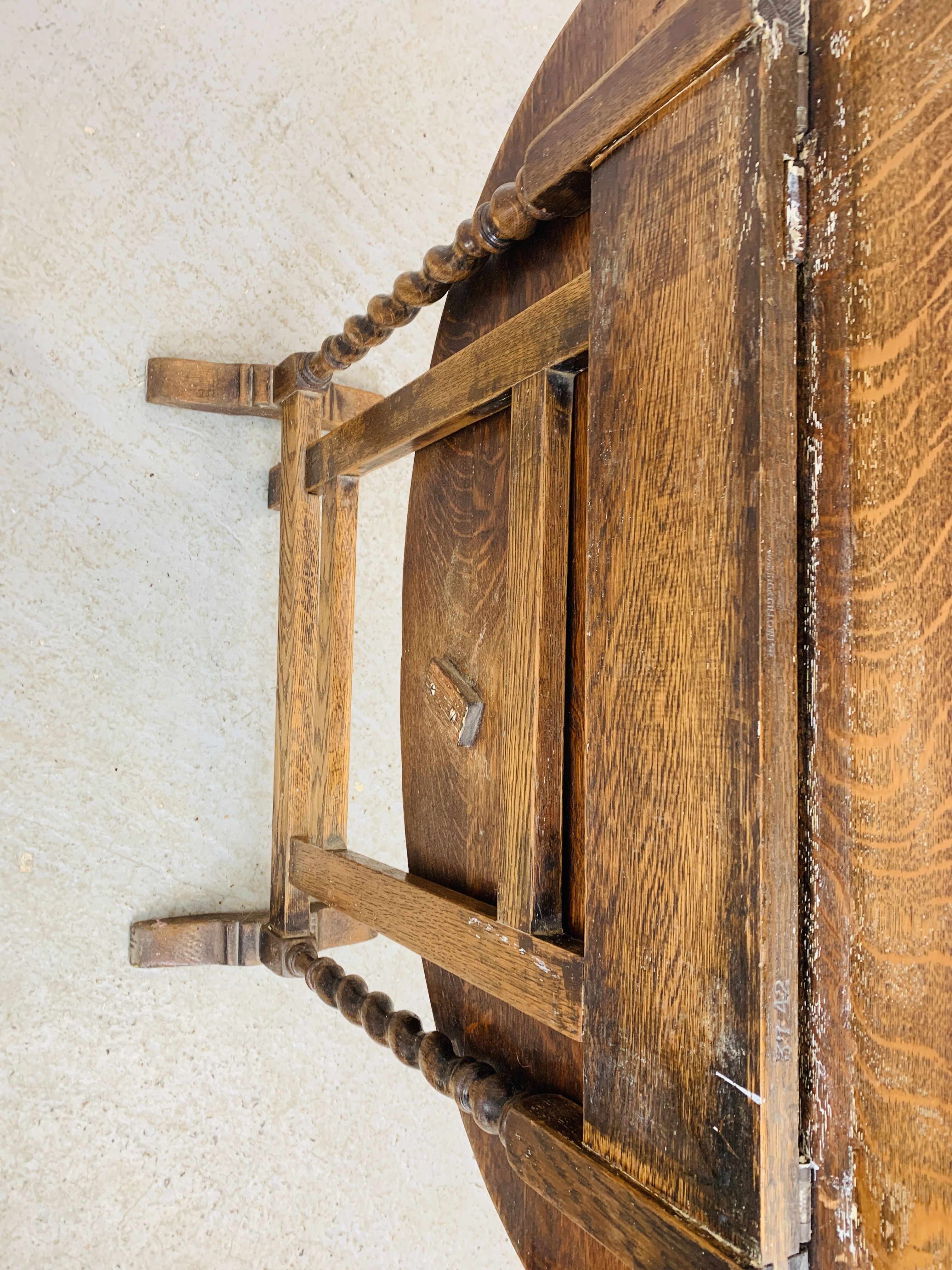 AN OAK AND OVAL TILT TOP OCCASIONAL TABLE WITH BARLEY TWIST DETAILS BEARING WARING AND GILLOW BRASS - Image 6 of 7