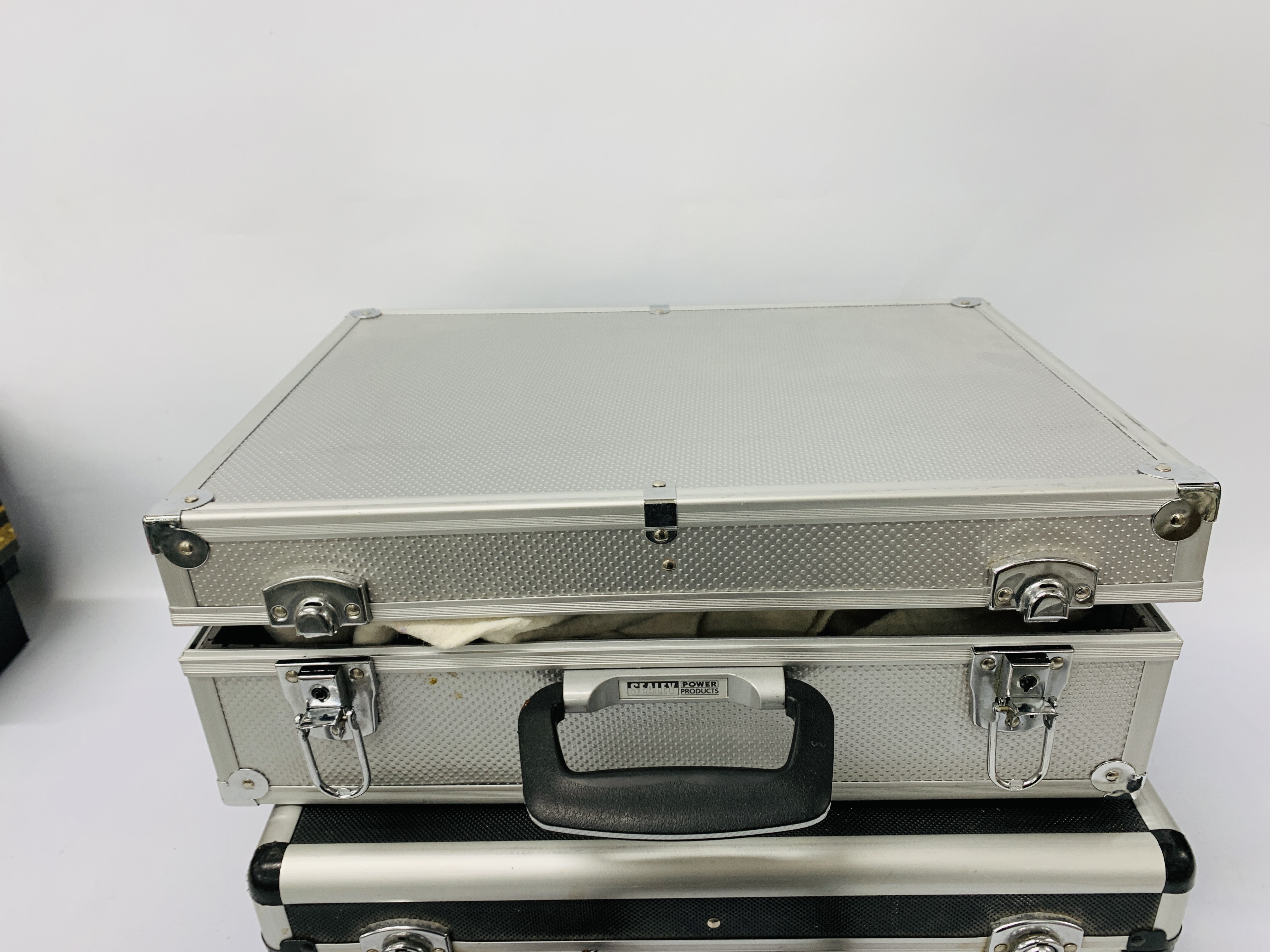 3 X SEALEY ALUMINIUM FLIGHT CASES ALONG WITH SMALL COLLECTION OF STAGE PROPS - Image 6 of 7