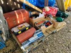 A QTY OF TOOLS AND SHED SUNDRIES, FIVE DRAWER METAL TOOL BOX AND CONTENTS, POWER HAND PULLER,