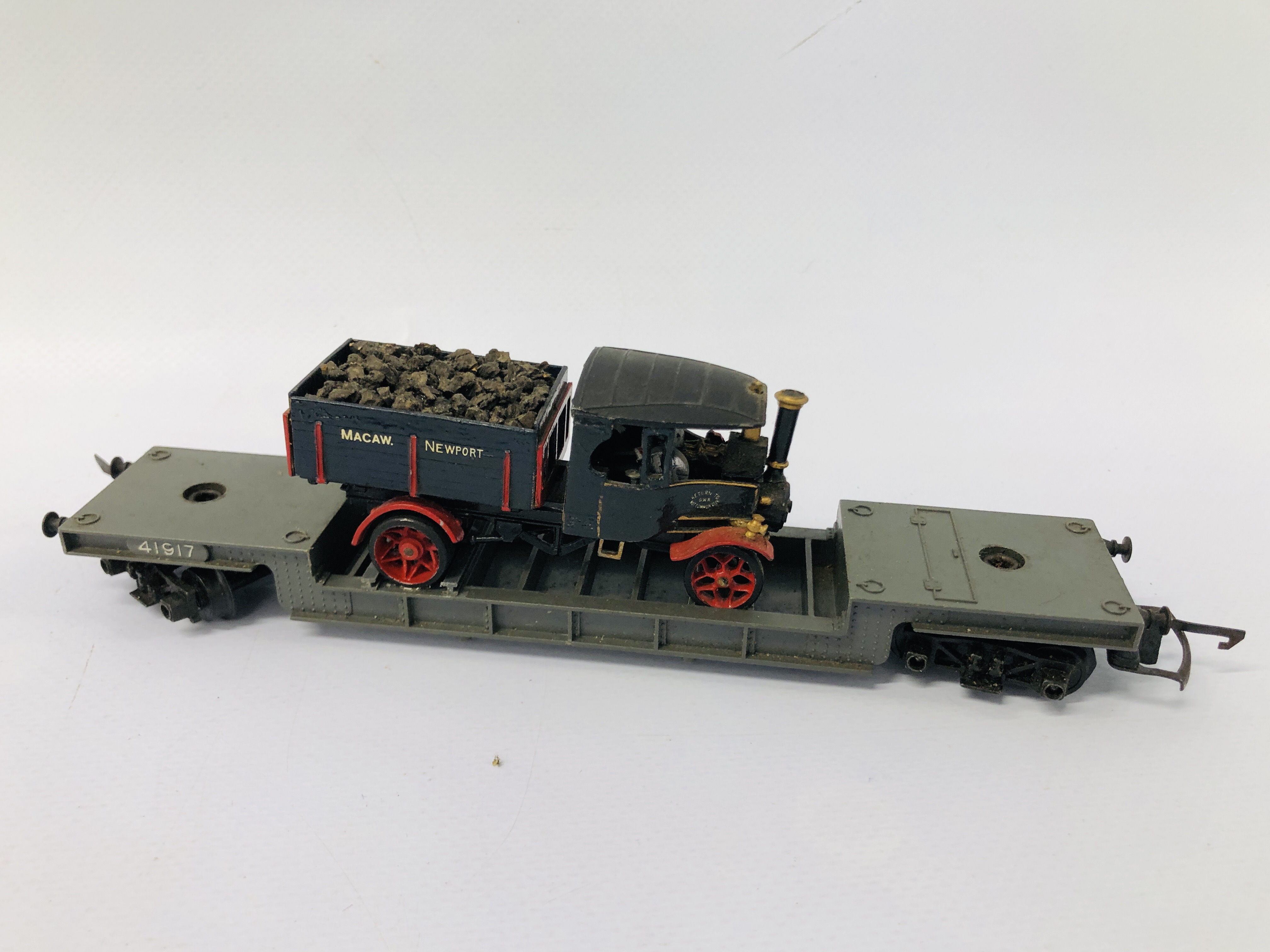 A HORNBY DUBO MECCANO 00 GAUGE DUCHESS OF MONTROSE LOCOMOTIVE & 3 TRIANG 00 GAUGE WAGONS WITH CARGO - Image 7 of 14