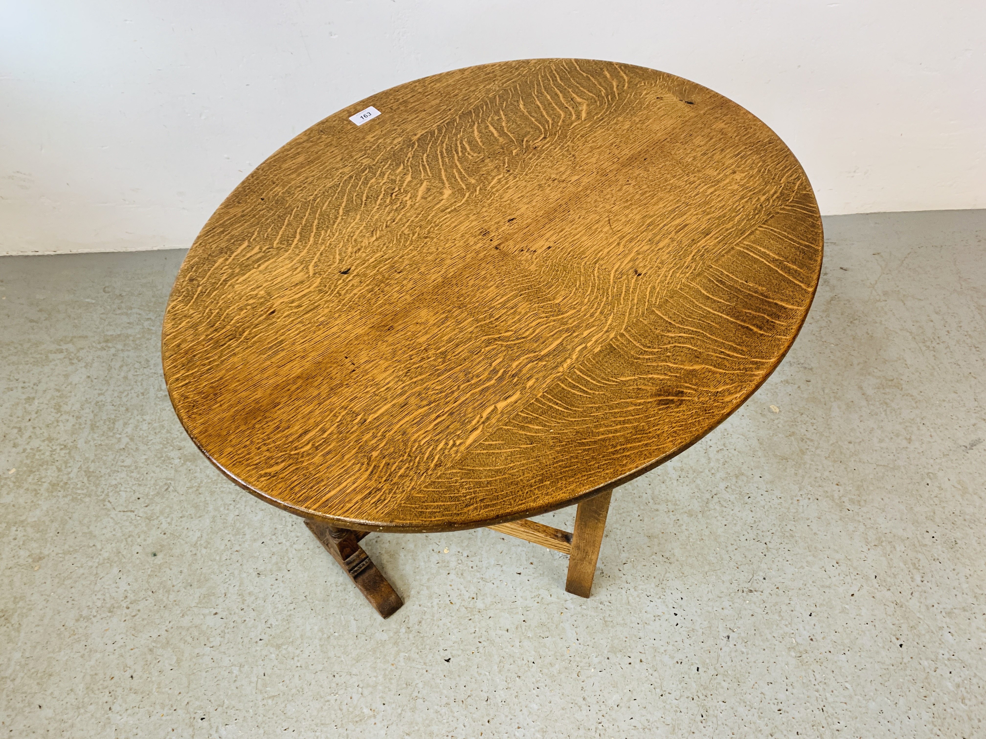AN OAK AND OVAL TILT TOP OCCASIONAL TABLE WITH BARLEY TWIST DETAILS BEARING WARING AND GILLOW BRASS - Image 2 of 7