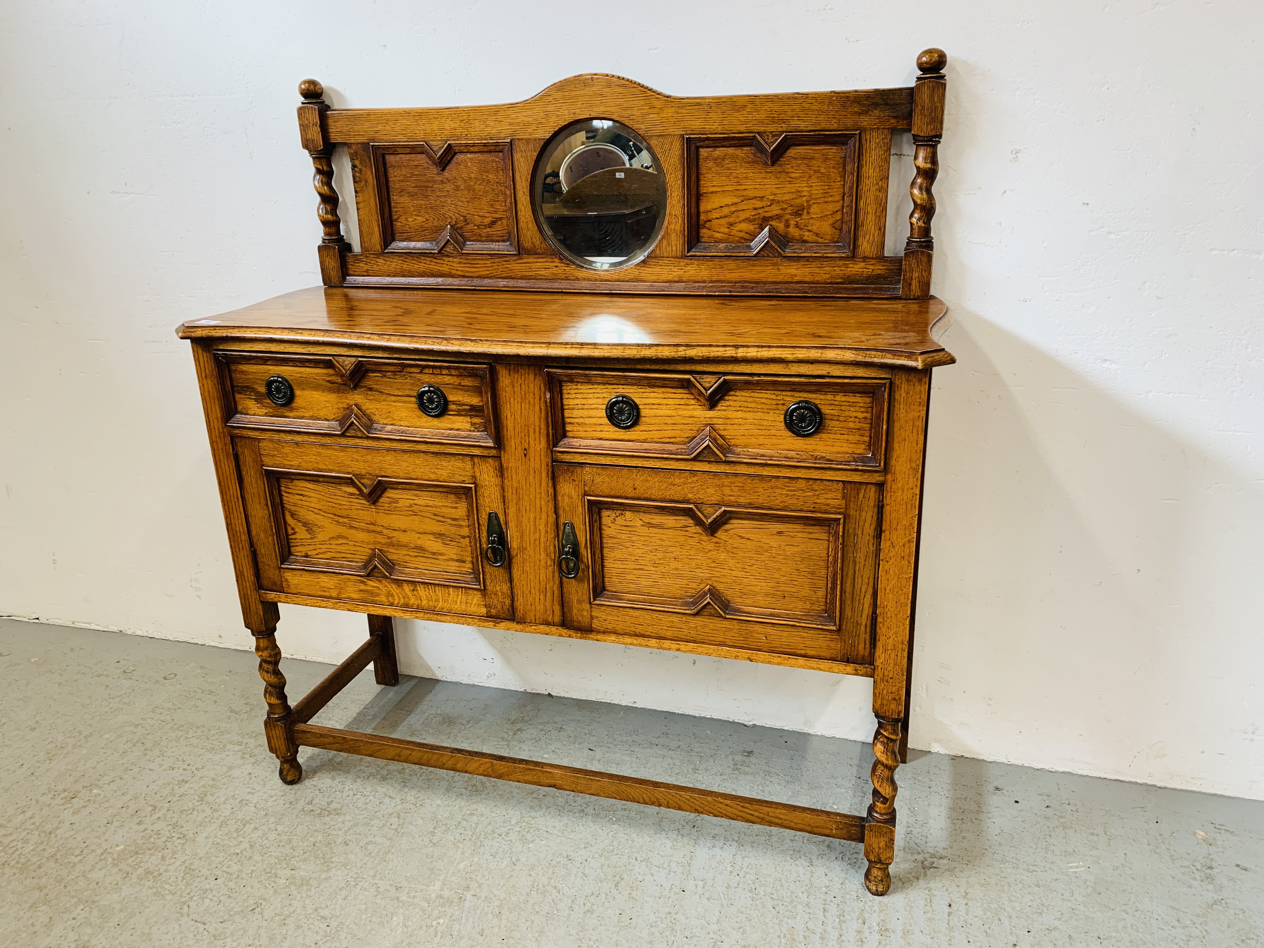 AN OAK 2 DRAWER MIRROR BACK SIDEBOARD ON BARLEY TWIST LEG,