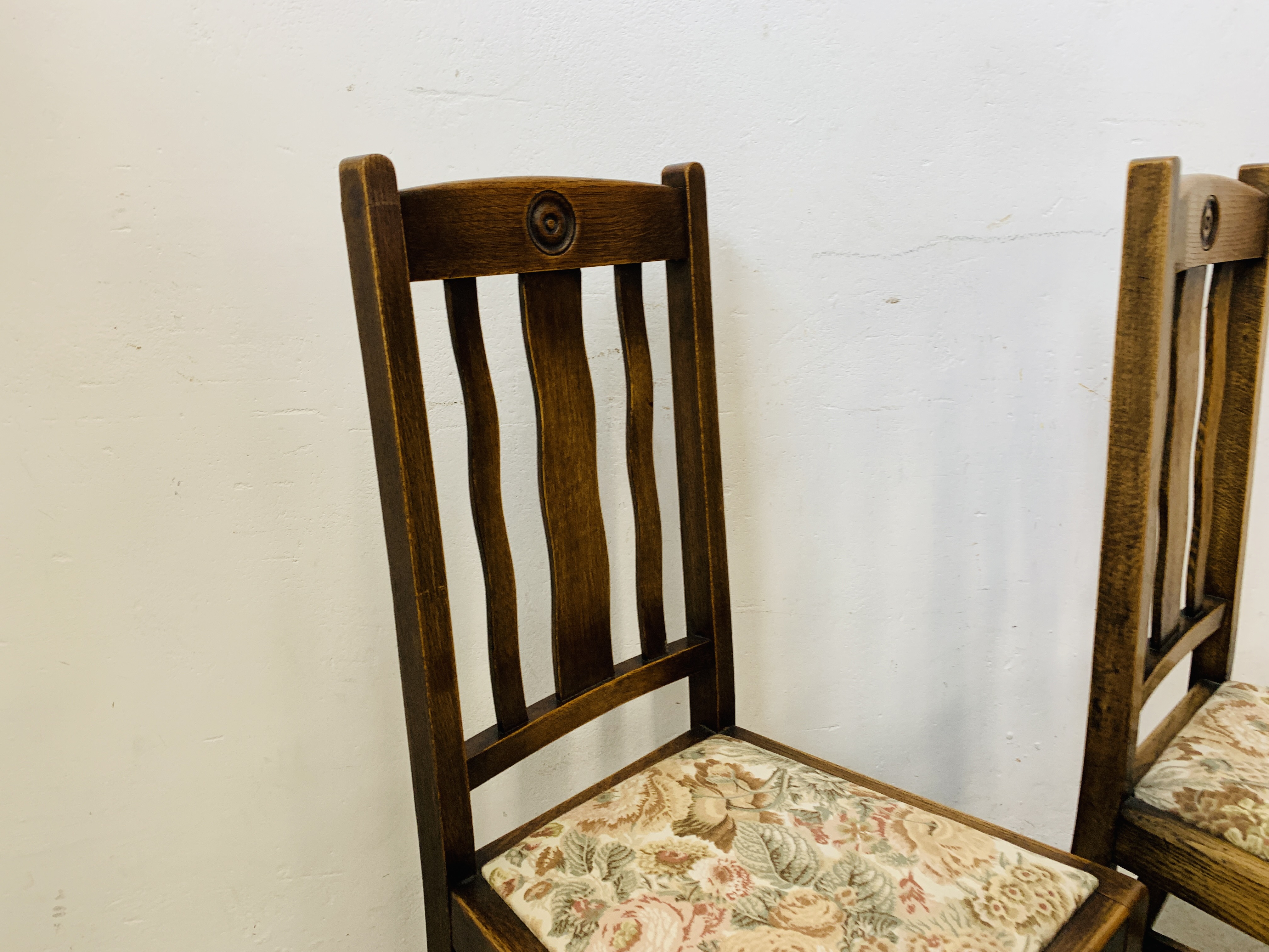 A SET OF FOUR 1940'S OAK DINING CHAIRS WITH SLAT BACK AND BULLSEYE DETAIL - Image 4 of 5