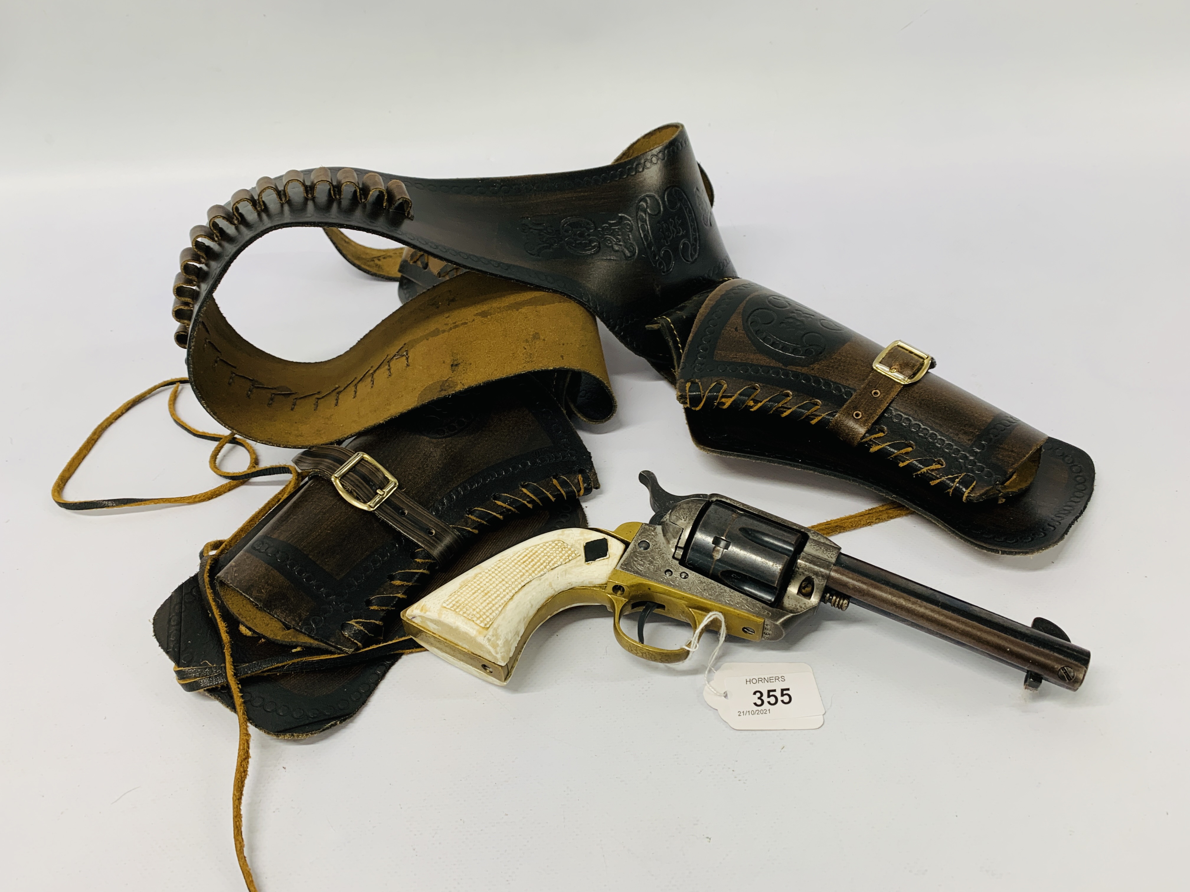 A REPLICA WESTERN STYLE REVOLVER, THE BARREL MARKED ADLER ITALY MOD.