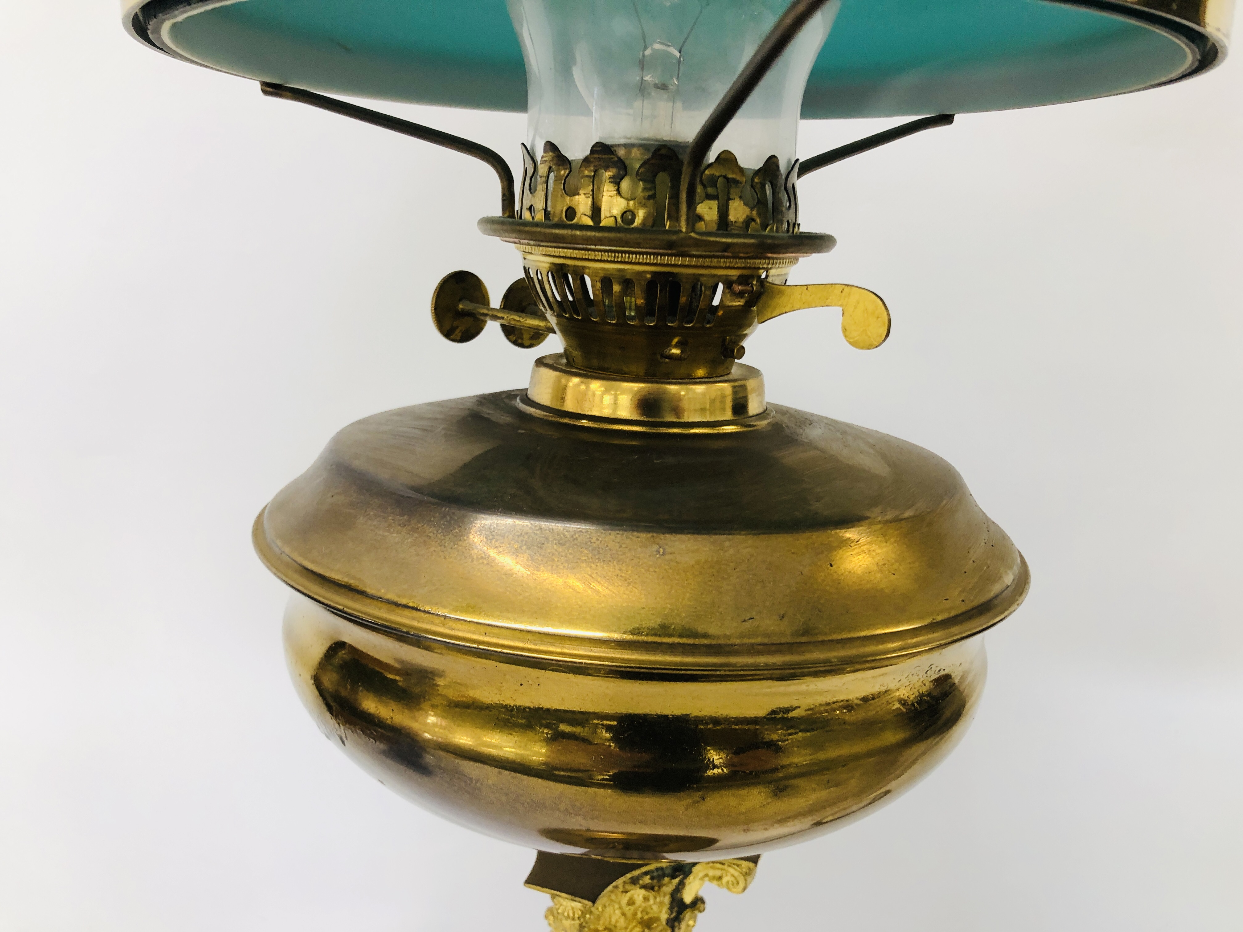TRADITIONAL STYLE BRASSED CORINTHIAN COLUMN DESIGN TABLE LAMP ELECTRIFIED - SOLD AS SEEN - Image 3 of 9