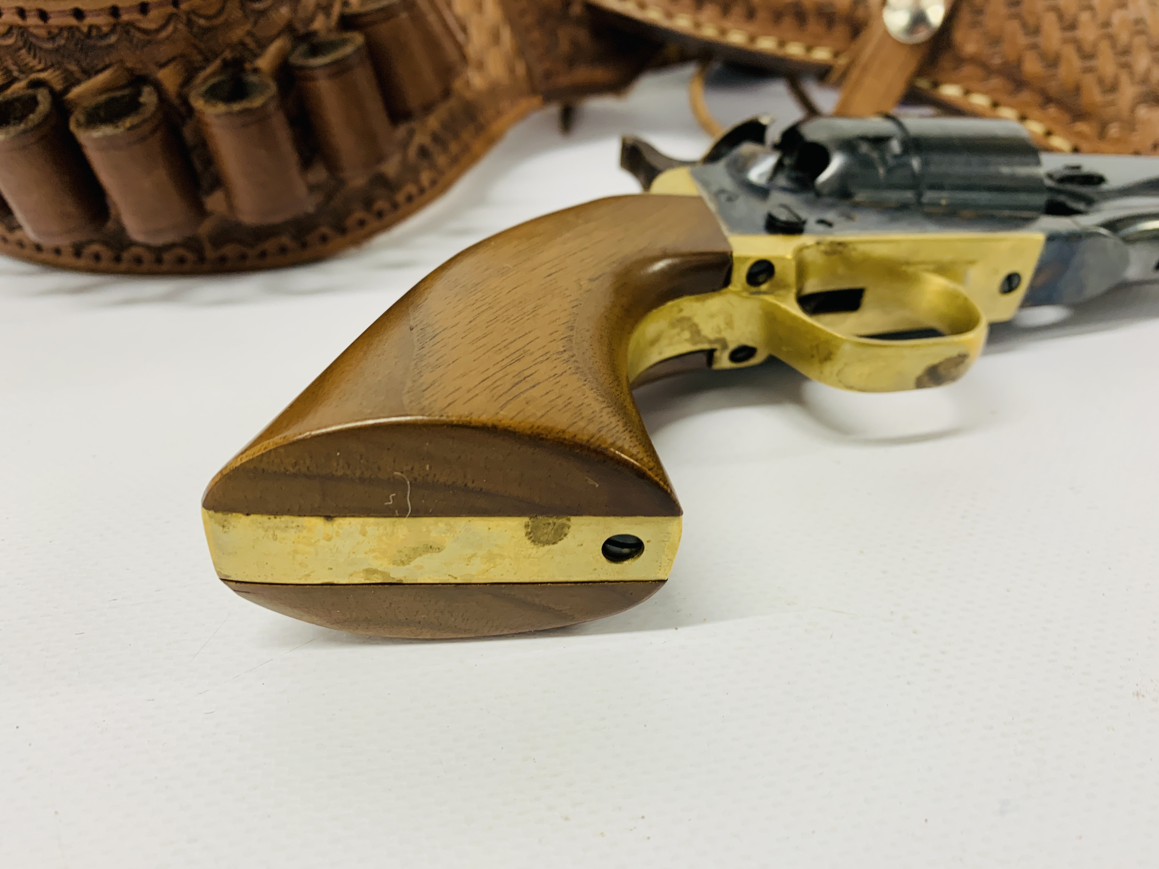 A REPLICA WESTERN STYLE REVOLVER IN TAN LEATHER BELT HOLSTER - COLLECTION IN PERSON ONLY - Image 5 of 8