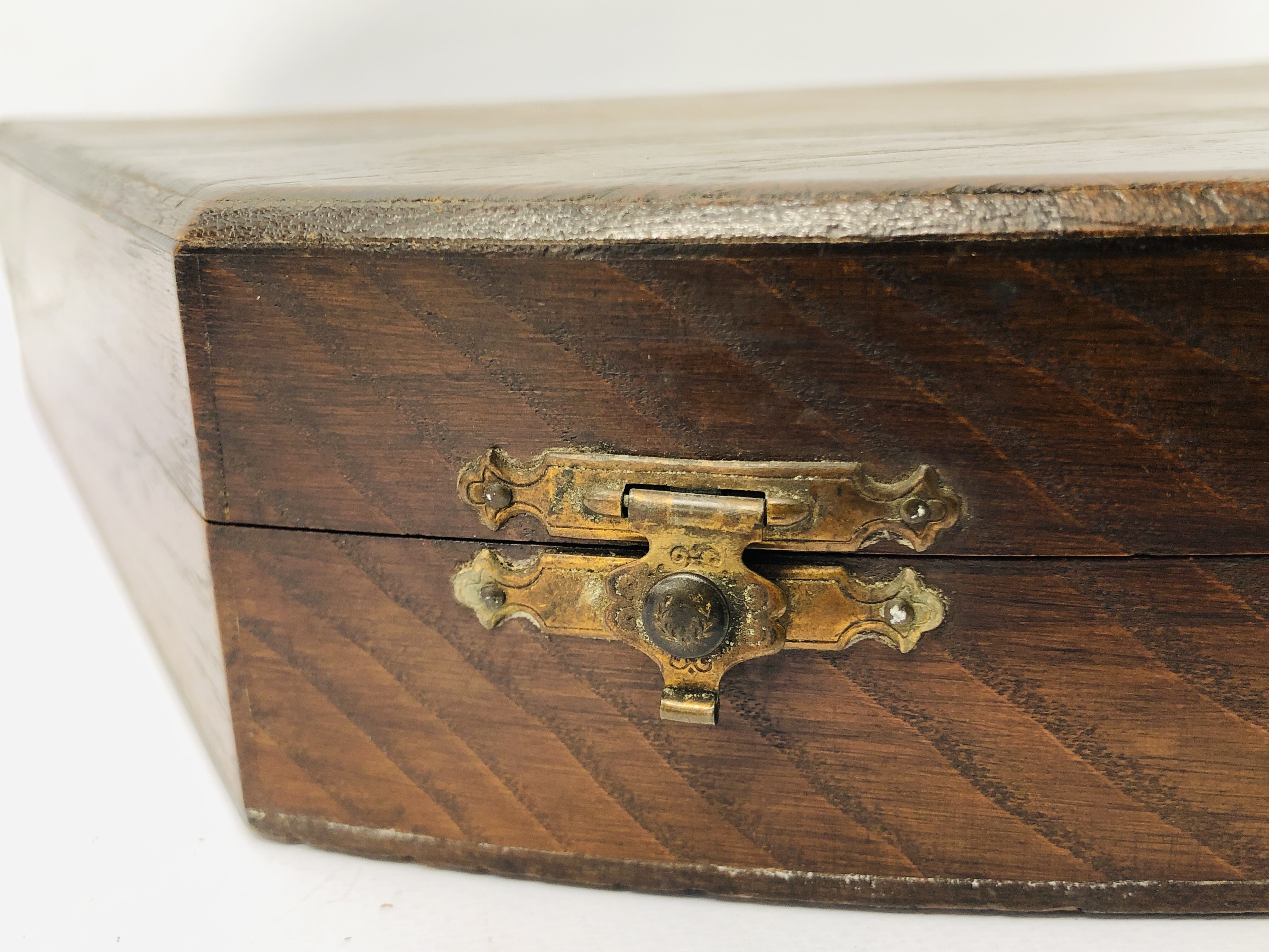 A WOODEN CANTEEN CONTAINING 43 PIECES OF SUTHERLAND SILVER FARQUHARSON LNS B CUTLERY - Image 10 of 11