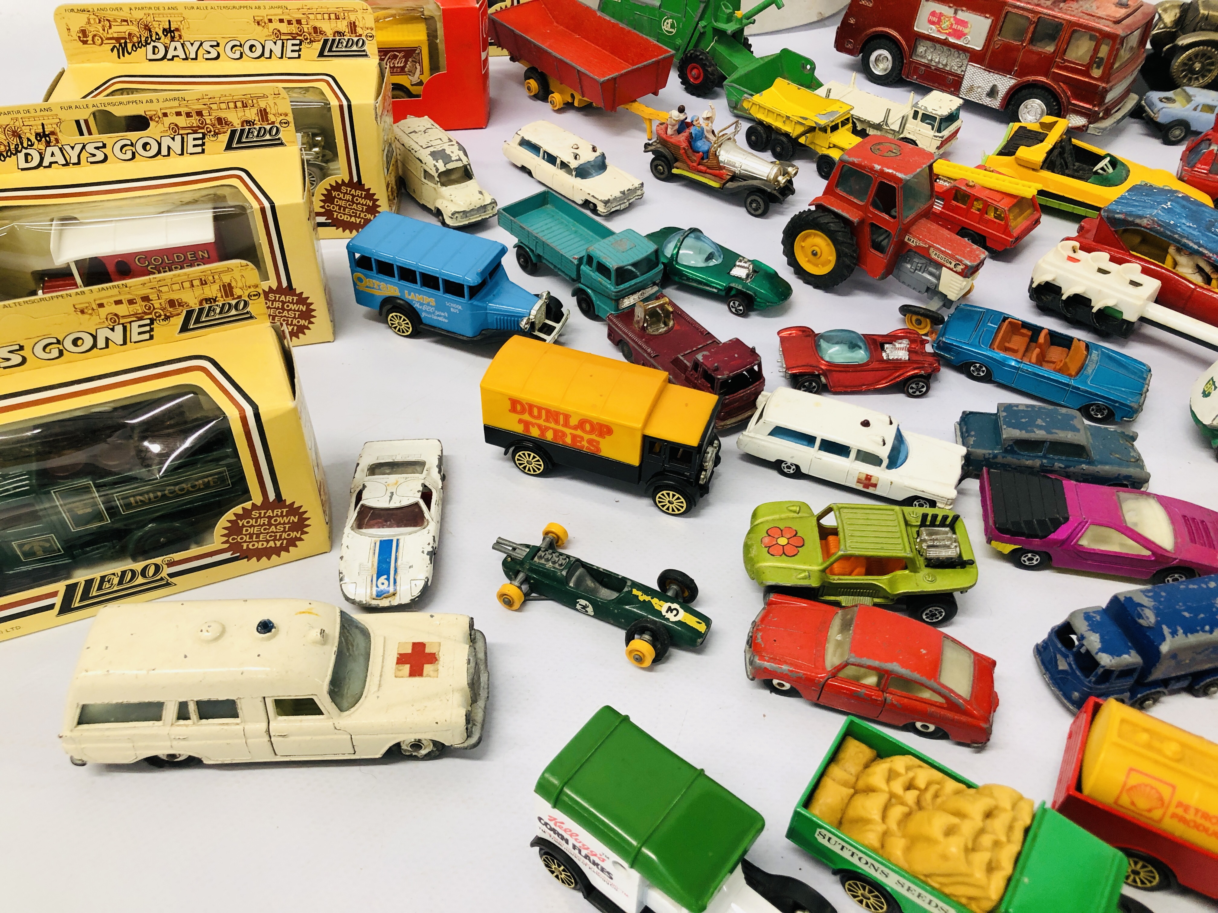 A COLLECTION OF DIE-CAST VEHICLES TO INCLUDE CORGI, LLEDO, MATCHBOX, - Image 3 of 22