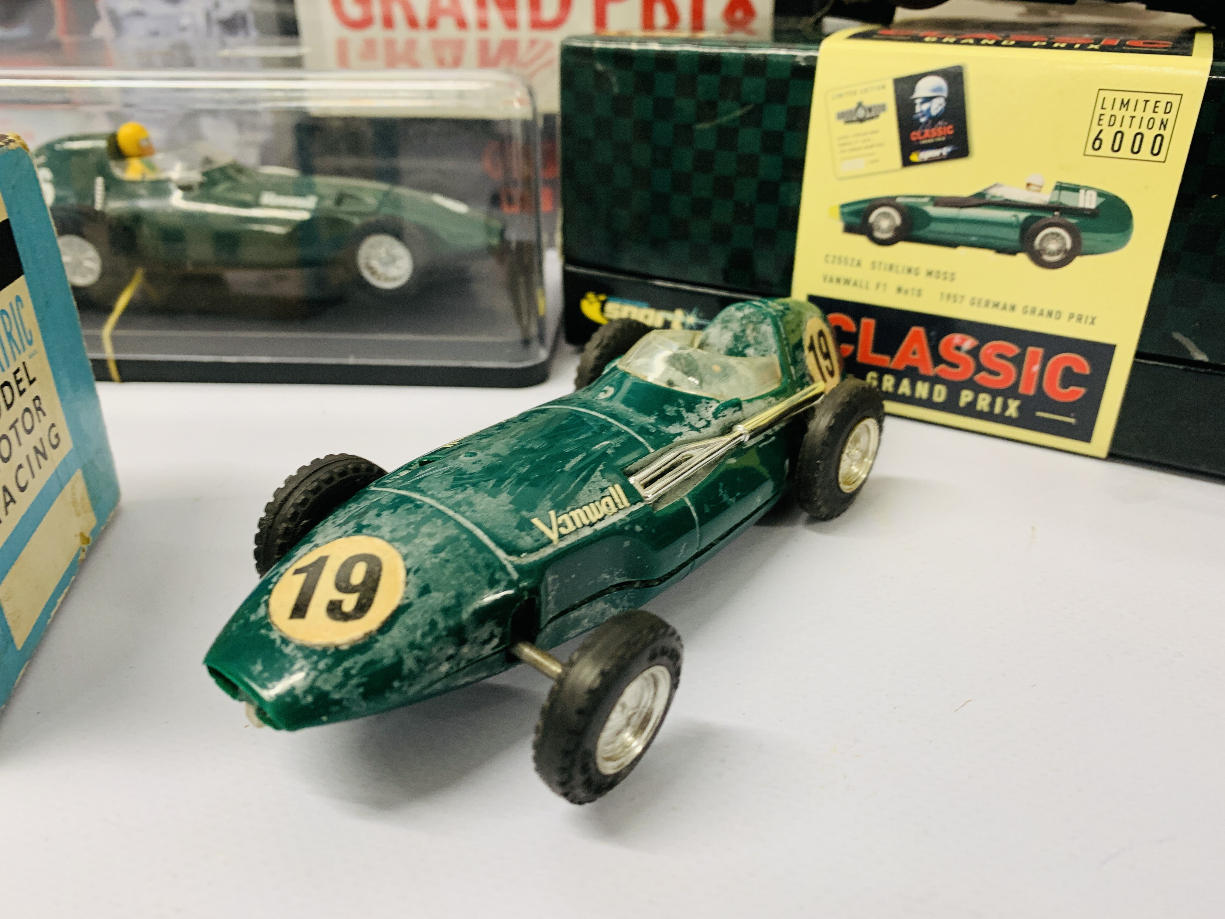 4 VARIOUS SCALEXTRIC VEHICLES TO INCLUDE VANWALL F1 CLASSIC GRAND PRIX BOXED, - Image 3 of 8