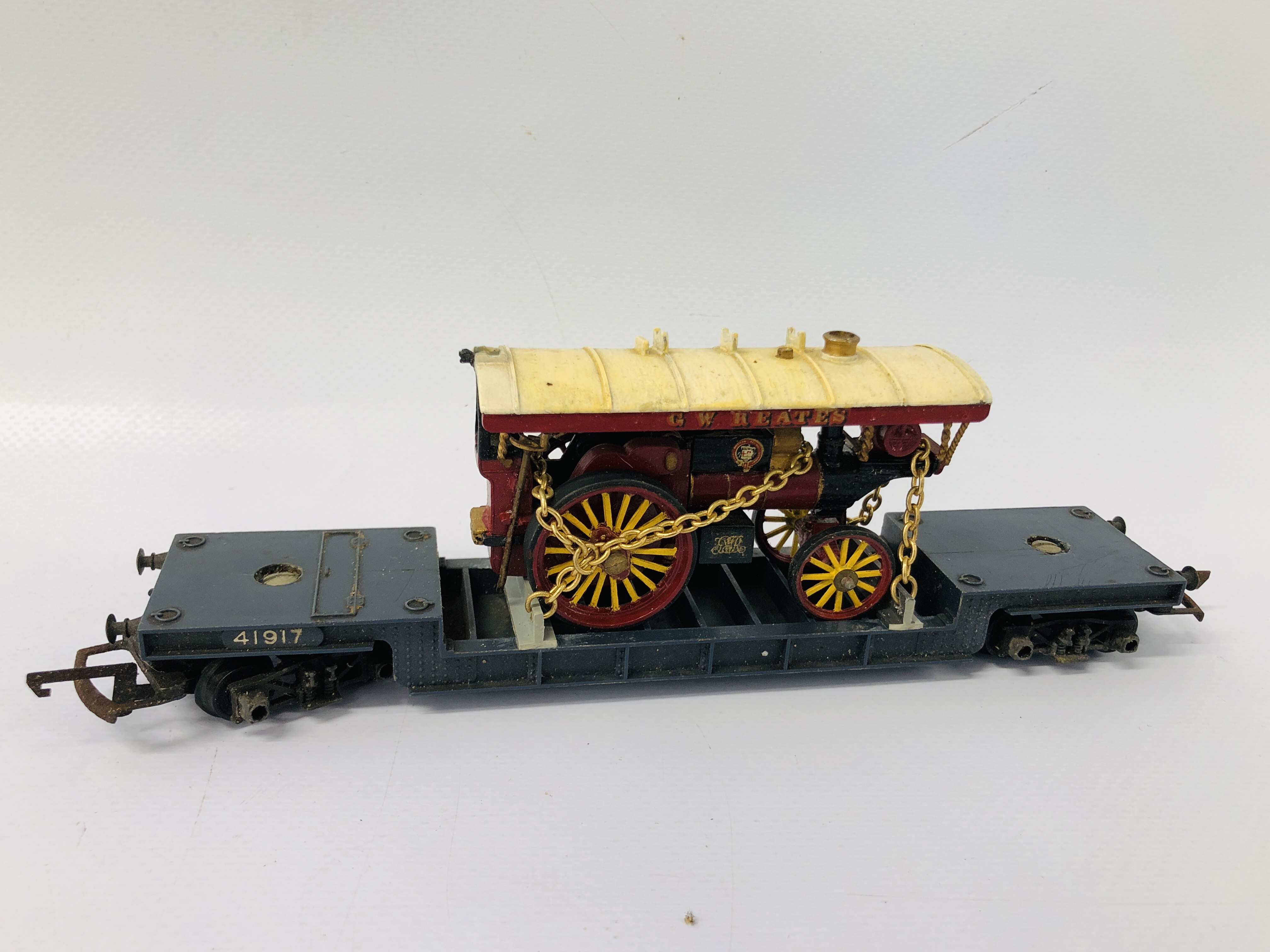 A HORNBY DUBO MECCANO 00 GAUGE DUCHESS OF MONTROSE LOCOMOTIVE & 3 TRIANG 00 GAUGE WAGONS WITH CARGO - Image 8 of 14