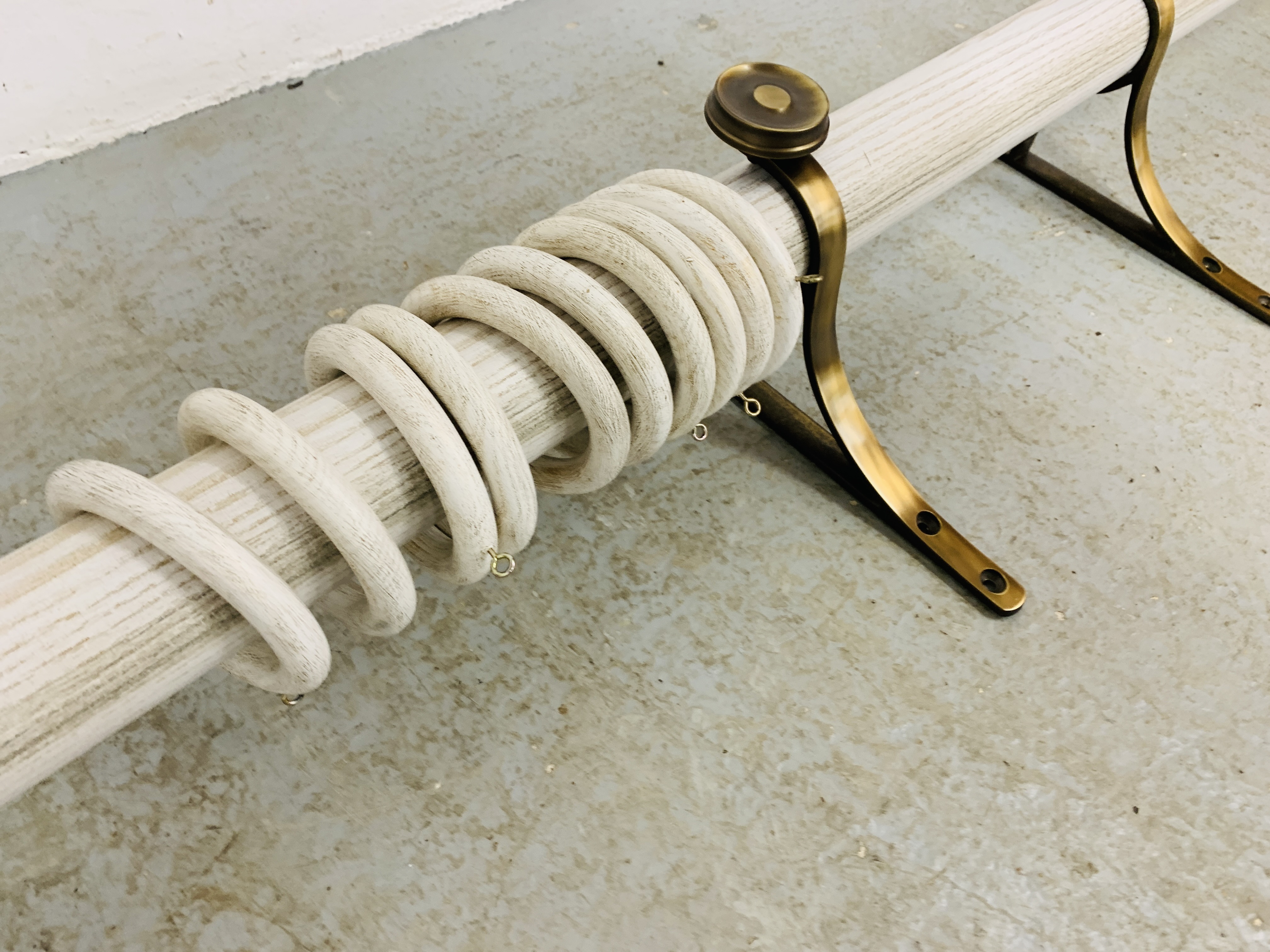 A MODERN LIMED FINISH WOODEN CURTAIN POLE (APPROX 6FT) - Image 3 of 5