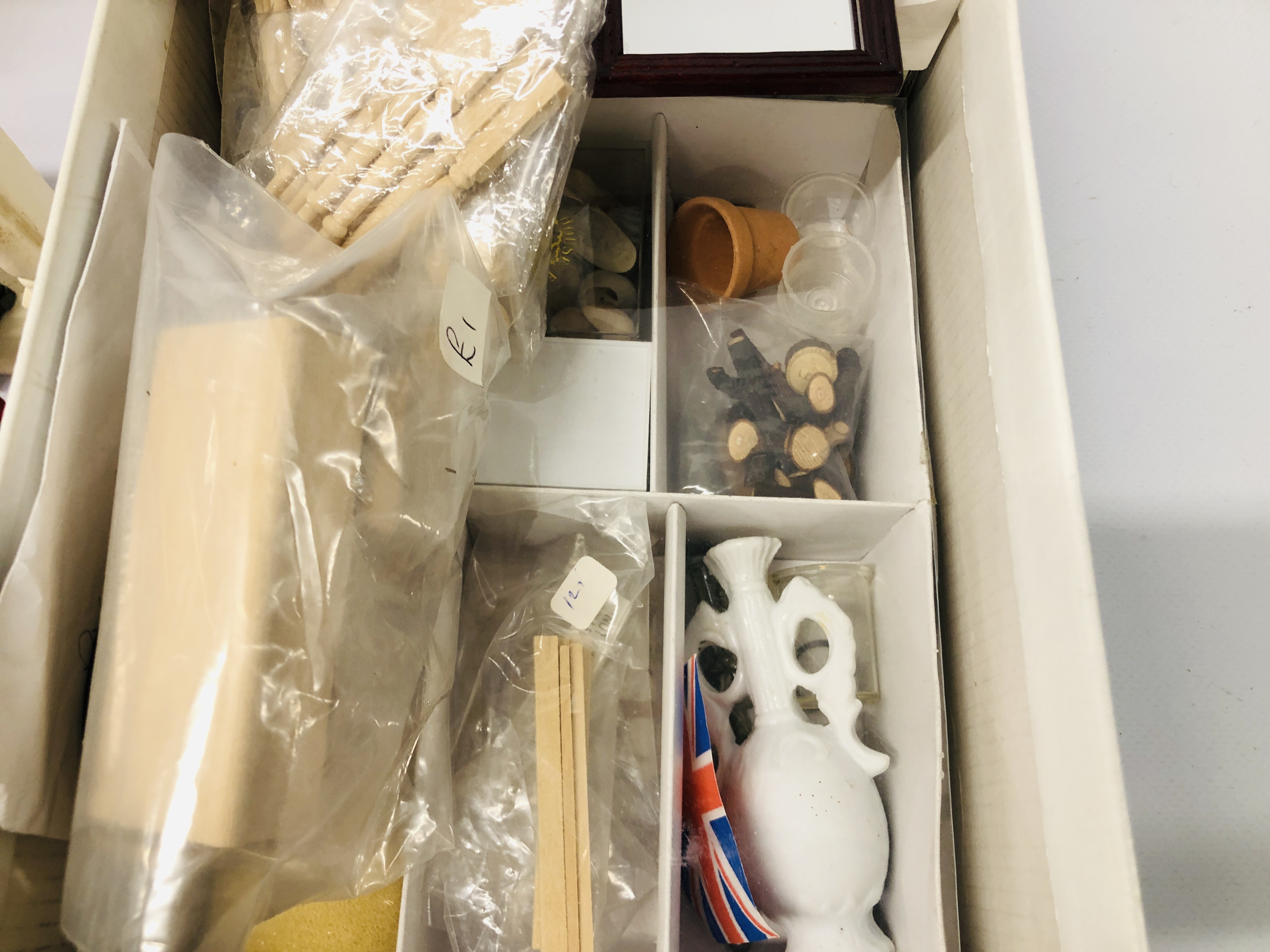 A LARGE PLASTIC BOX CONTAINING EXTENSIVE COLLECTION OF DOLLS HOUSE FURNITURE - Image 13 of 13