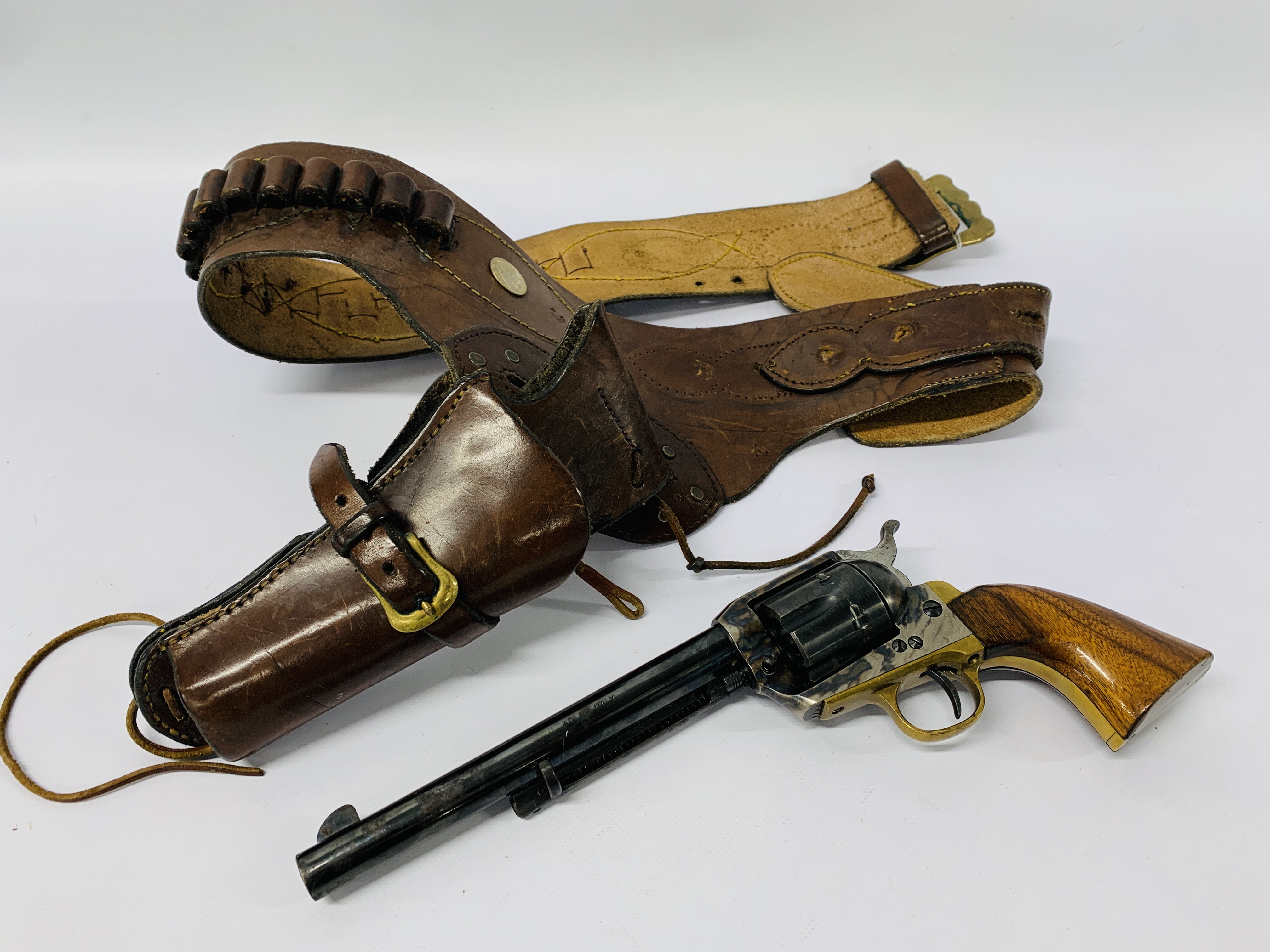 A REPLICA WESTERN STYLE REVOLVER,