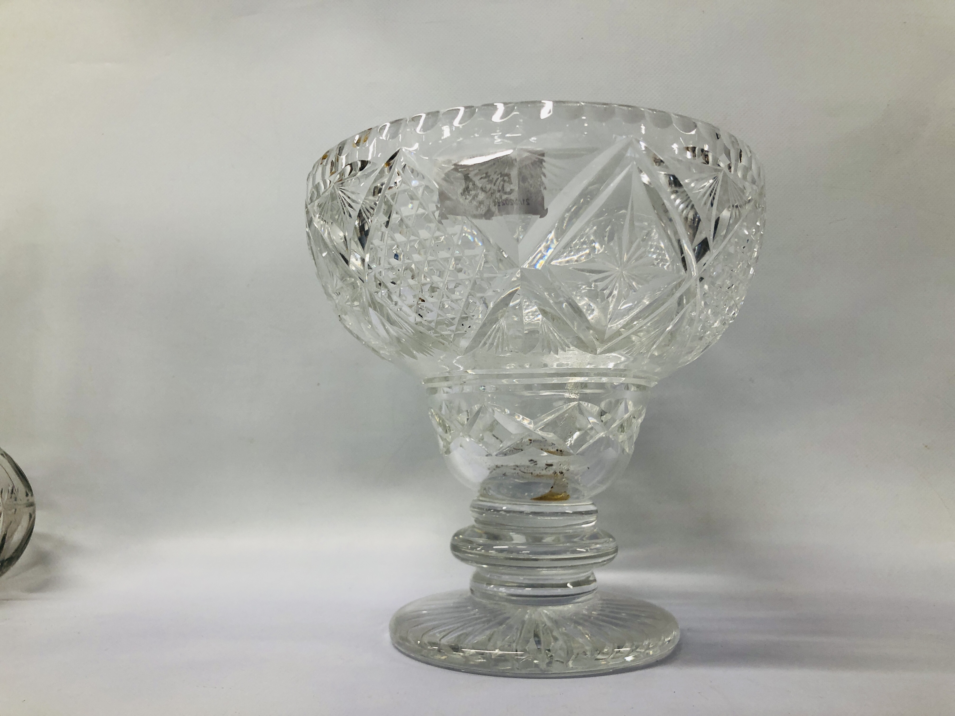 COLLECTION OF GLASSWARE TO INCLUDE VINTAGE DECANTERS, CAKE STAND, BLUE GLASS VASE, - Image 17 of 20