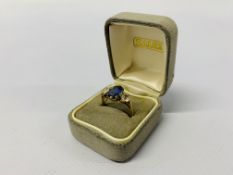 A YELLOW METAL THREE STONE RING,