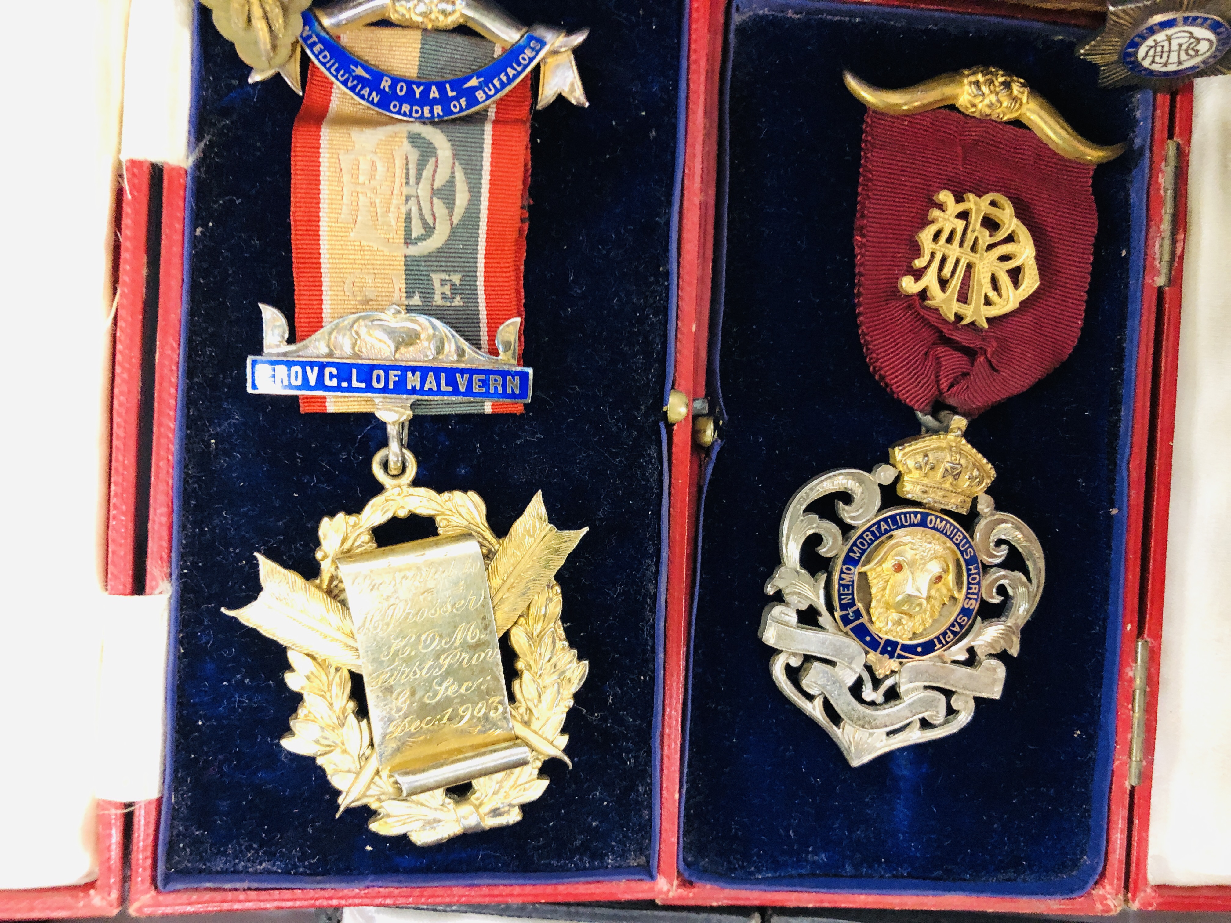 A VINTAGE CASE CONTAINING A COLLECTION OF MASONIC REGALIA TO INCLUDE SASHES, MEDALS, PAPERWORK, - Image 5 of 10