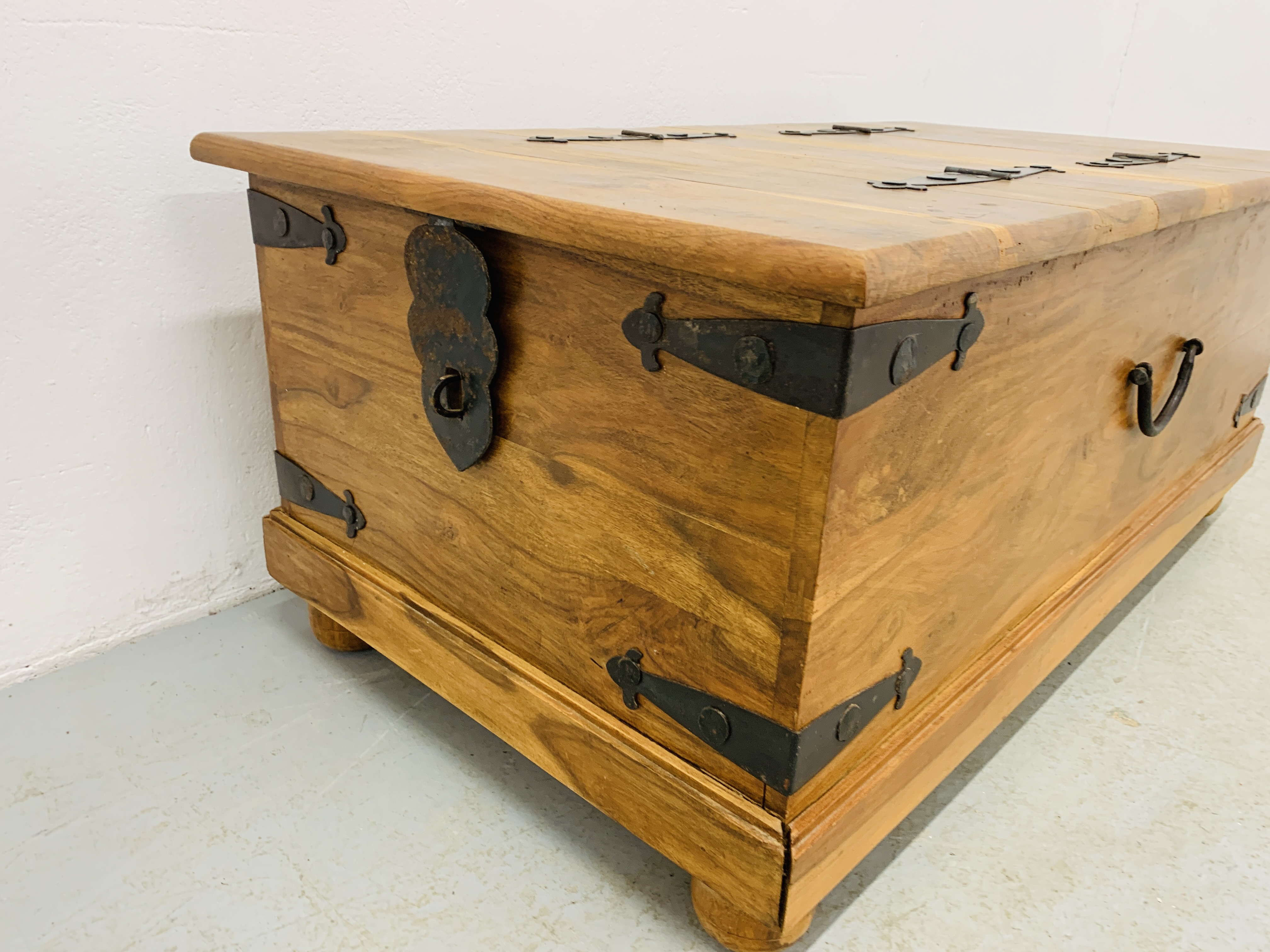 A MODERN HARD WOOD CHEST WITH METAL CRAFT HINGE AND DETAIL - Image 4 of 8