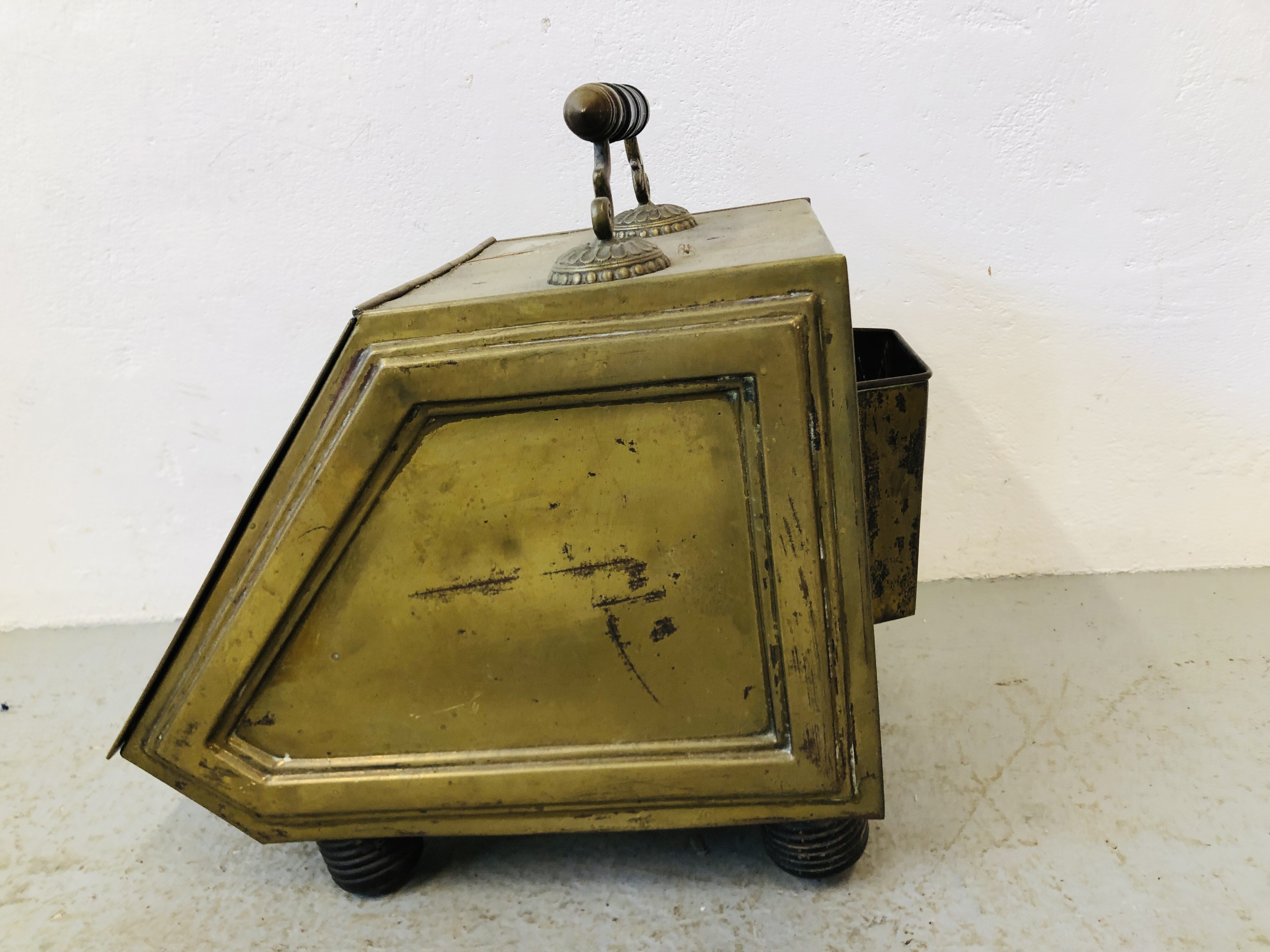 QUANTITY OF BRASS TO INCLUDE FIRE GUARD, COAL BUCKET, FIRE UTENSILS, MINIATURE TORTOISE ETC. - Image 10 of 13