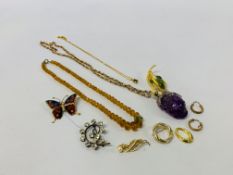 AN AMETHYST TYPE PENDANT NECKLACE ALONG WITH AN AMBER GLASS NECKLACE, A BUTTERFLY BROOCH,