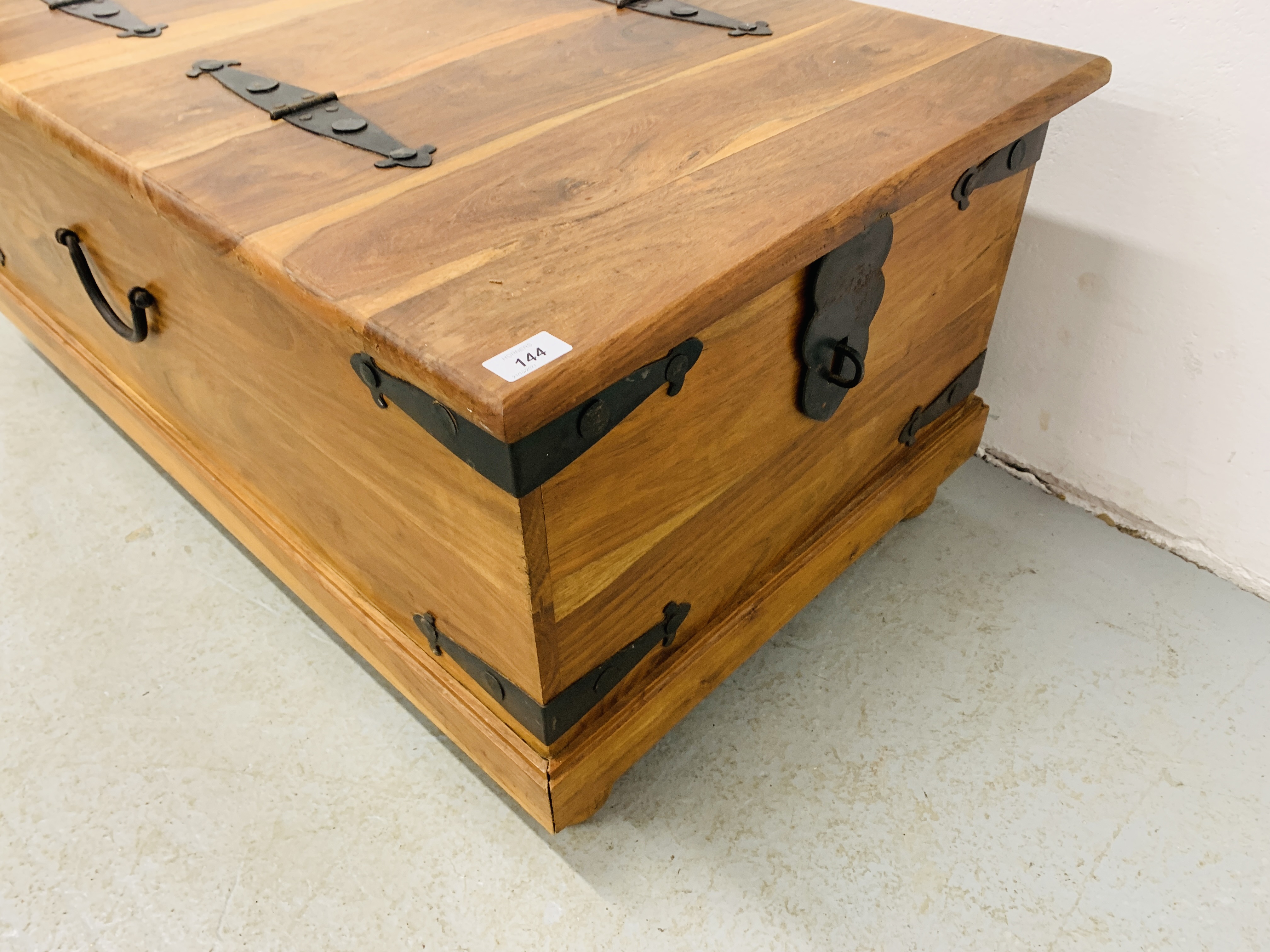 A MODERN HARD WOOD CHEST WITH METAL CRAFT HINGE AND DETAIL - Image 5 of 8
