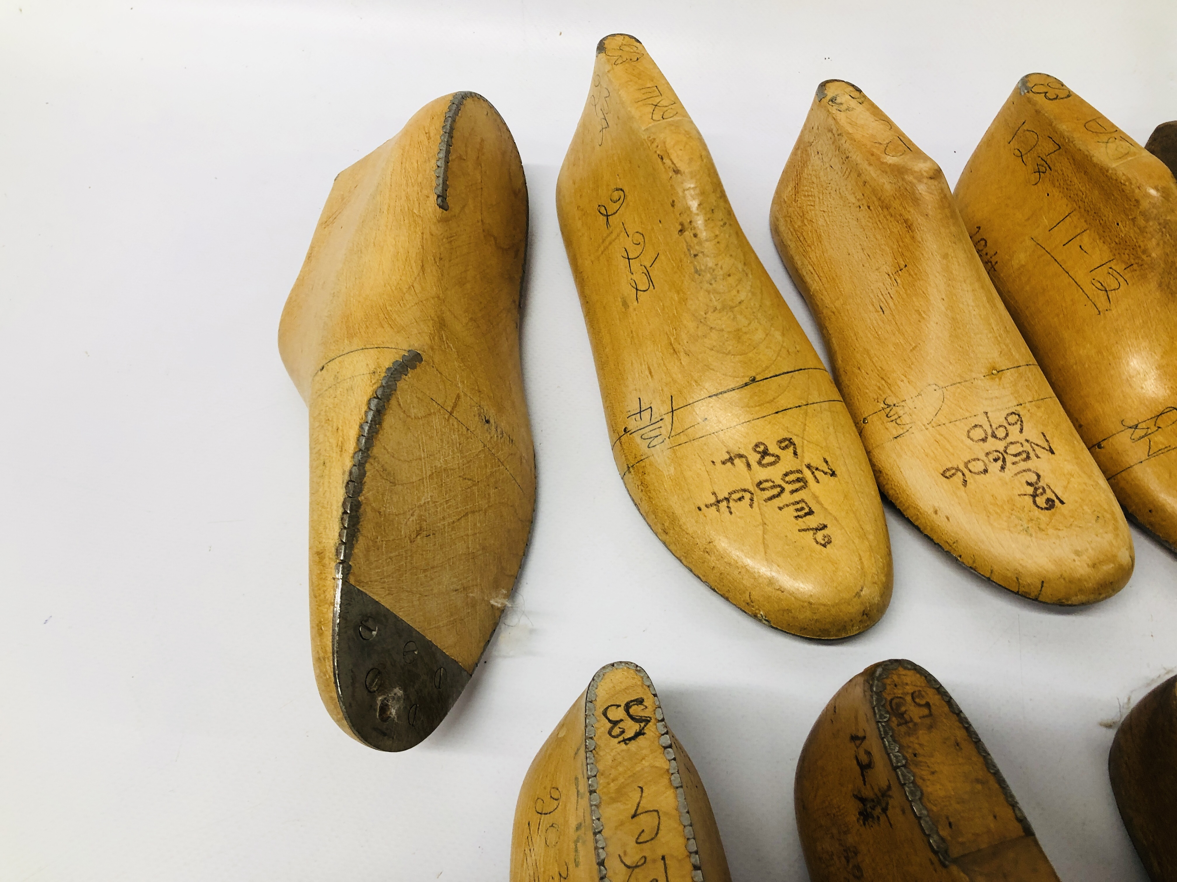 BOX OF ASSORTED VINTAGE METAL AND WOODEN SHOE LASTS ALONG WITH A BAG OF VINTAGE COBBLERS TOOLS ETC. - Image 7 of 9