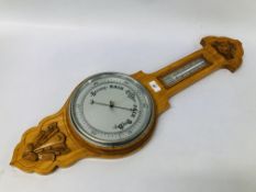 AN OAK MOUNTED ANEROID WALL HANGING BAROMETER, OVERALL HEIGHT 81CM.