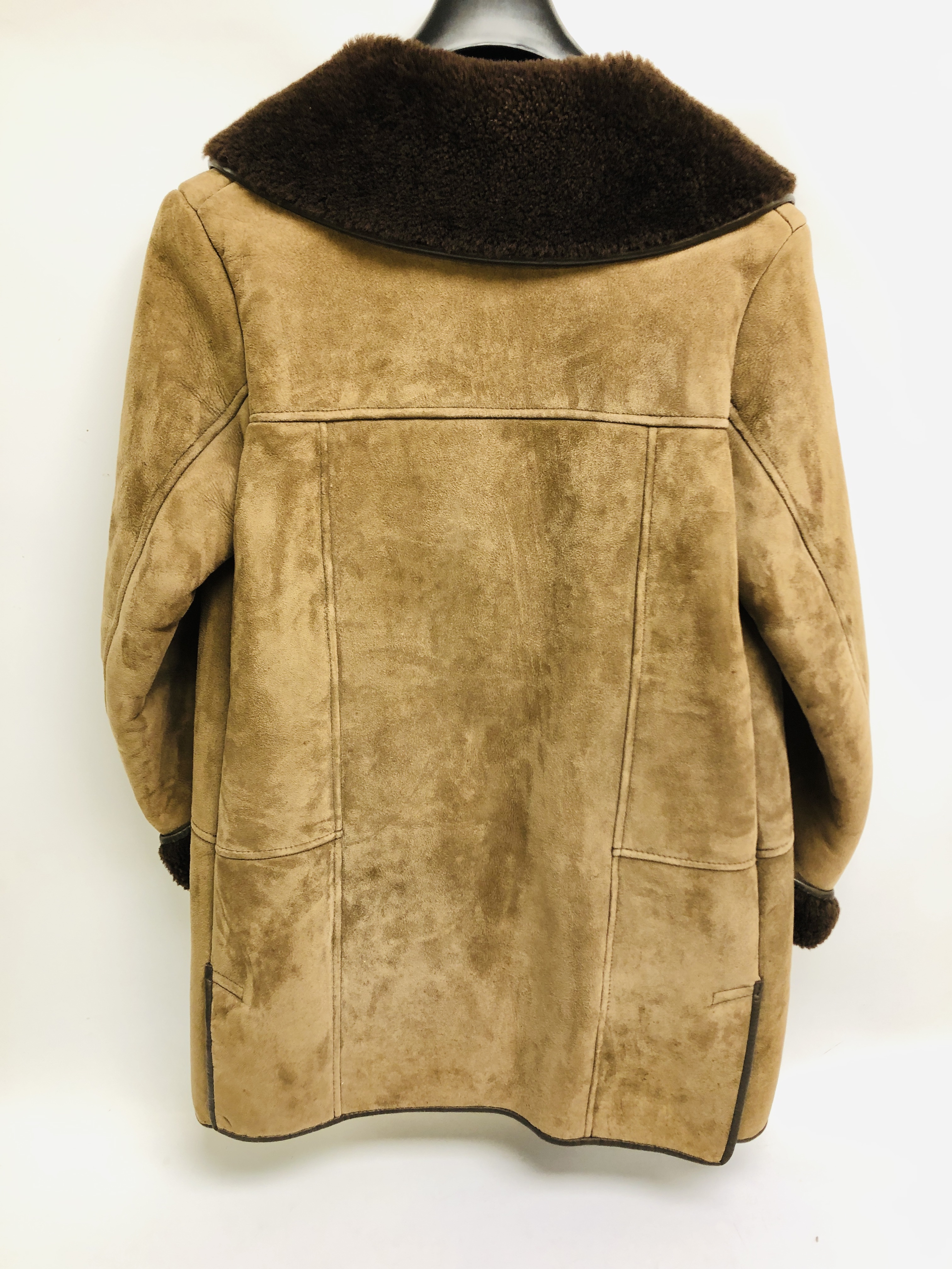 A LADIES NURSEYS SHEEPSKIN COAT SIZE 18 - Image 4 of 7