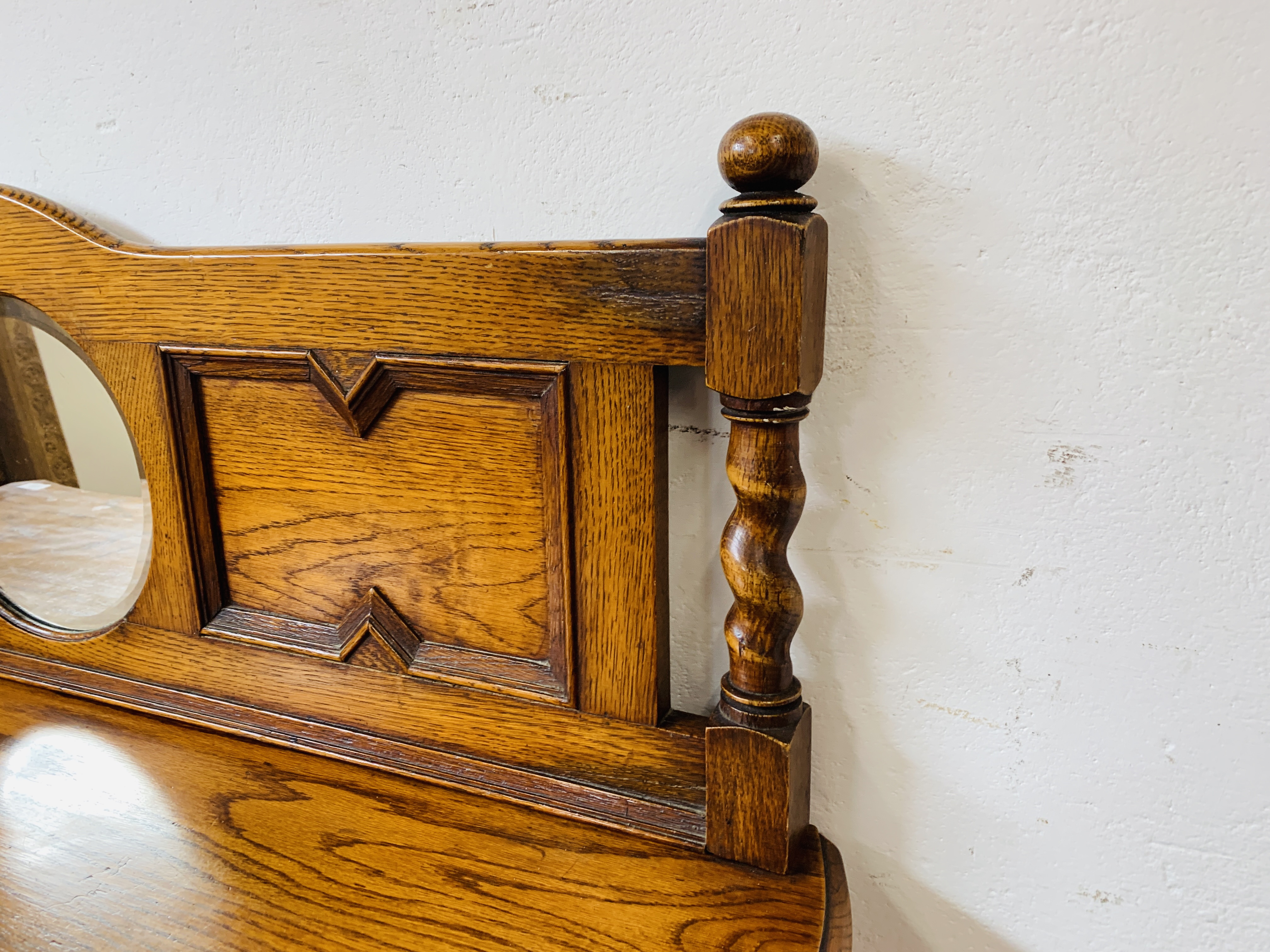 AN OAK 2 DRAWER MIRROR BACK SIDEBOARD ON BARLEY TWIST LEG, - Image 4 of 10