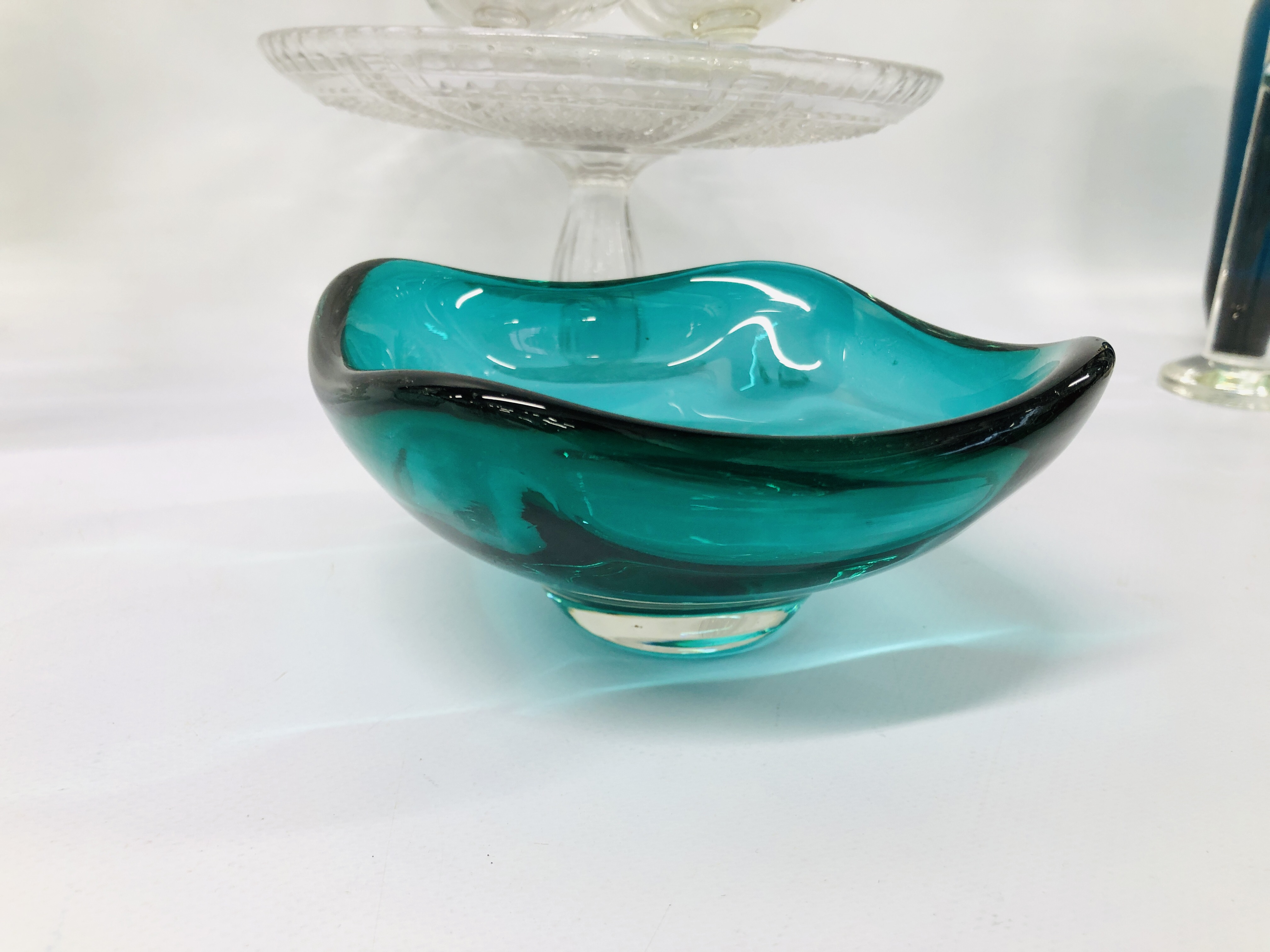COLLECTION OF GLASSWARE TO INCLUDE VINTAGE DECANTERS, CAKE STAND, BLUE GLASS VASE, - Image 9 of 20