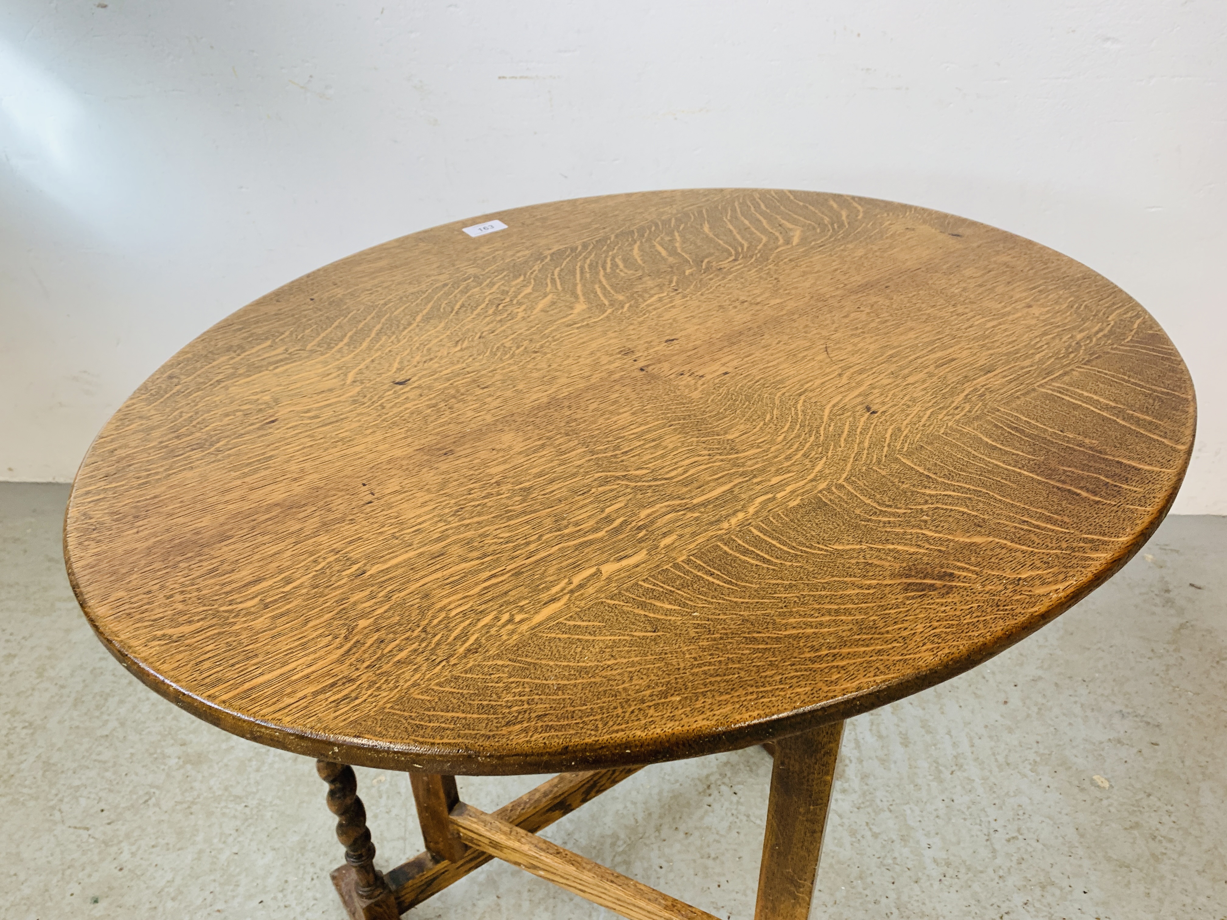 AN OAK AND OVAL TILT TOP OCCASIONAL TABLE WITH BARLEY TWIST DETAILS BEARING WARING AND GILLOW BRASS - Image 3 of 7