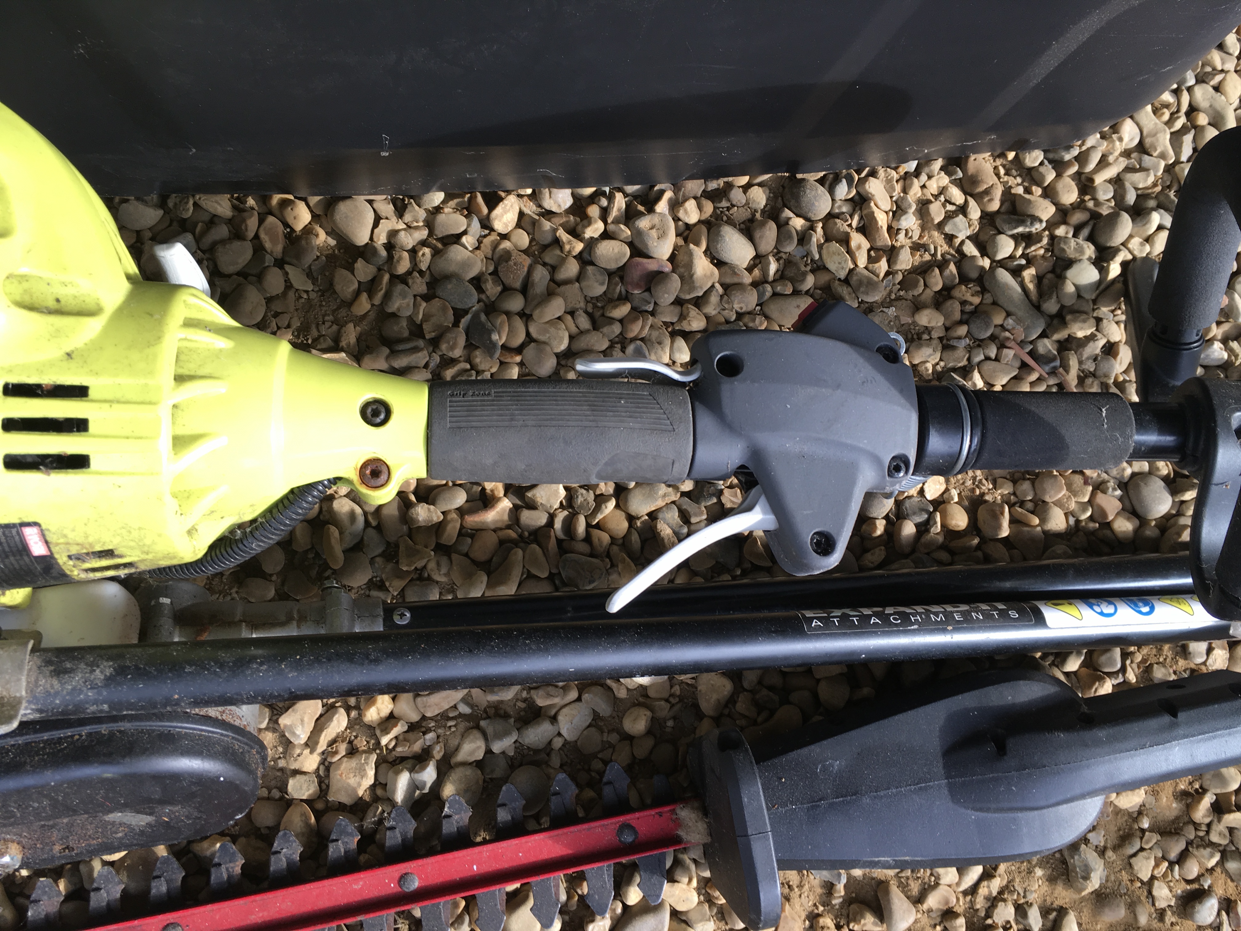 A HALFORDS 2 TONNE HYDRAULIC TROLLEY JACK (LIFTING FOOT MISSING), AN ENGINEERS BENCH VICE, - Image 3 of 5