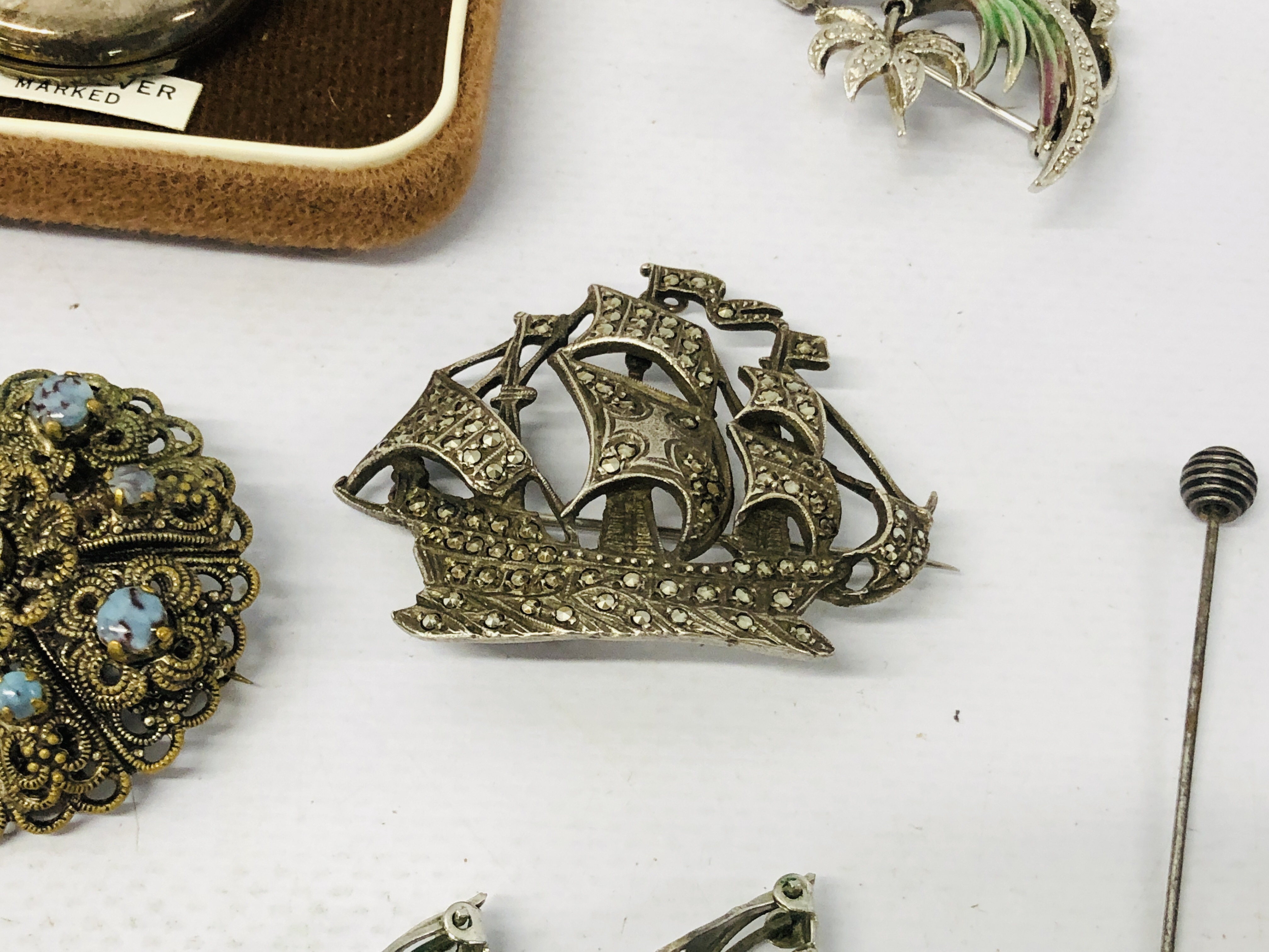 A GROUP OF FIVE BROOCHES TO INCLUDE SILVER MARCASITE SAILING SHIP, EXOTIC BIRD MARCASITE SET, - Image 7 of 11