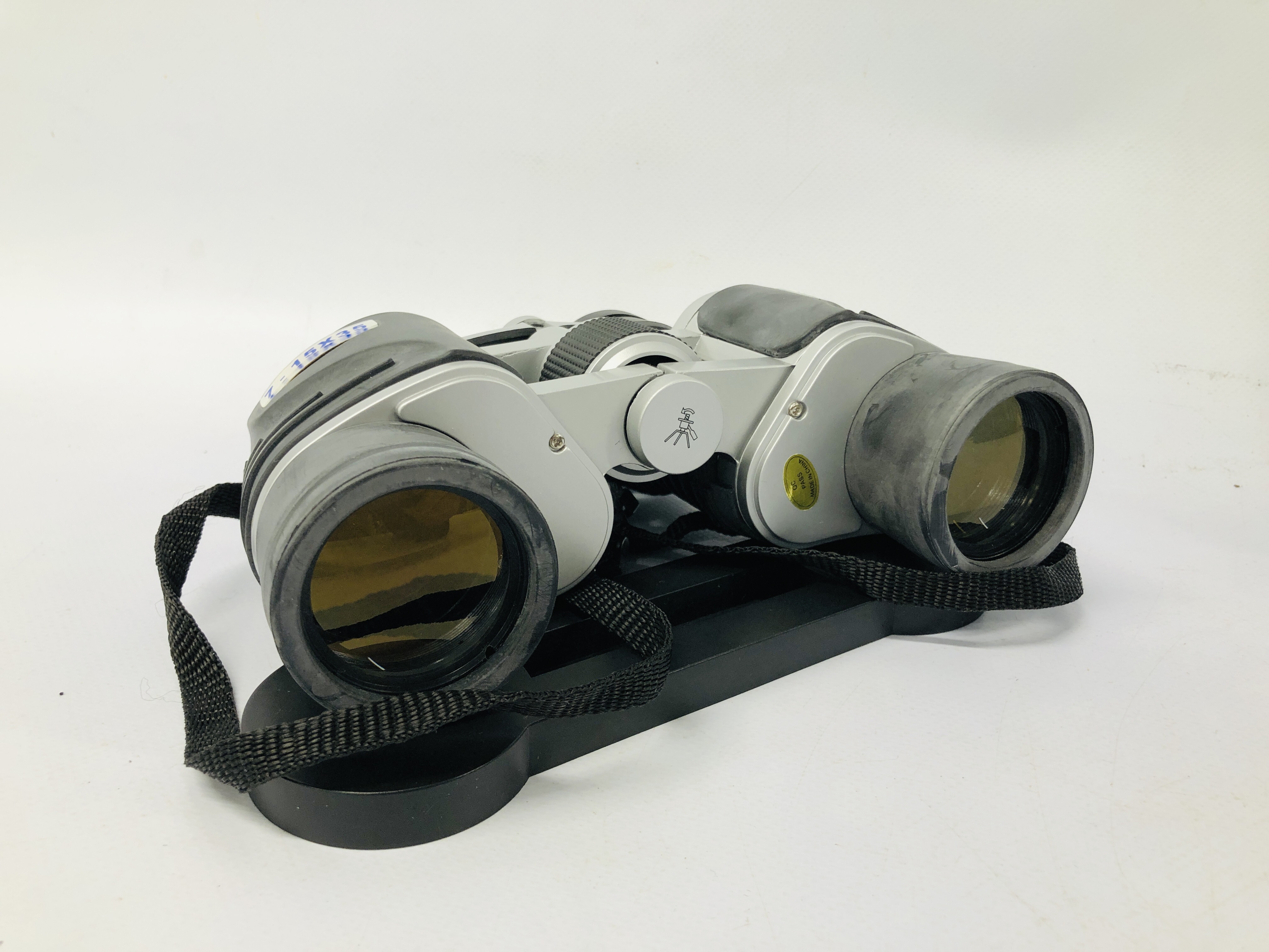 PAIR OF BRESSER 8 X 40 BINOCULARS WITH CASE ALONG WITH A PAIR OF VISTA QUEST BINOCULARS AND CASE - Image 8 of 11