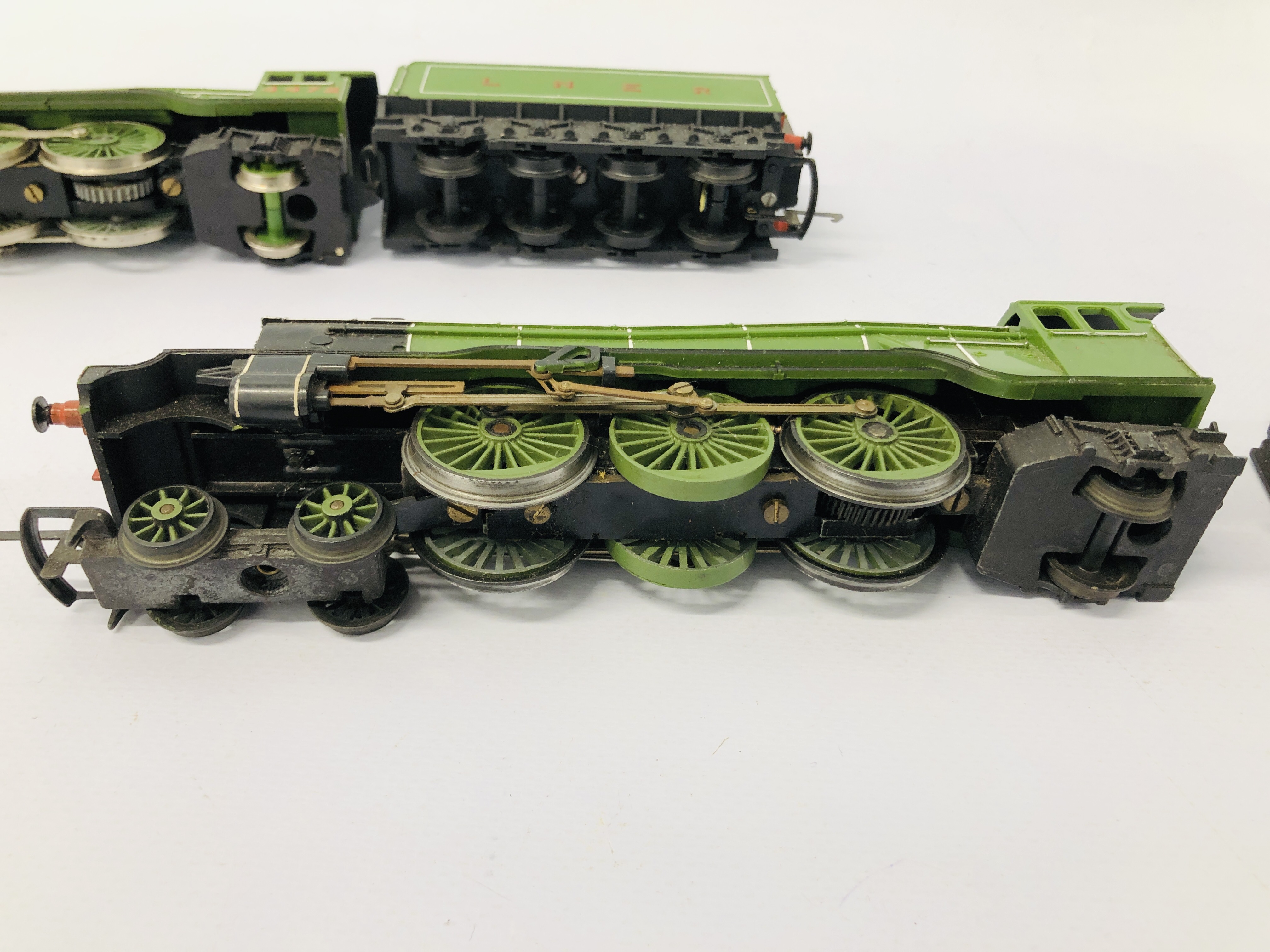 2 X HORNBY 00 GAUGE FLYING SCOTSMAN LOCOMOTIVES AND TENDERS - Image 10 of 12