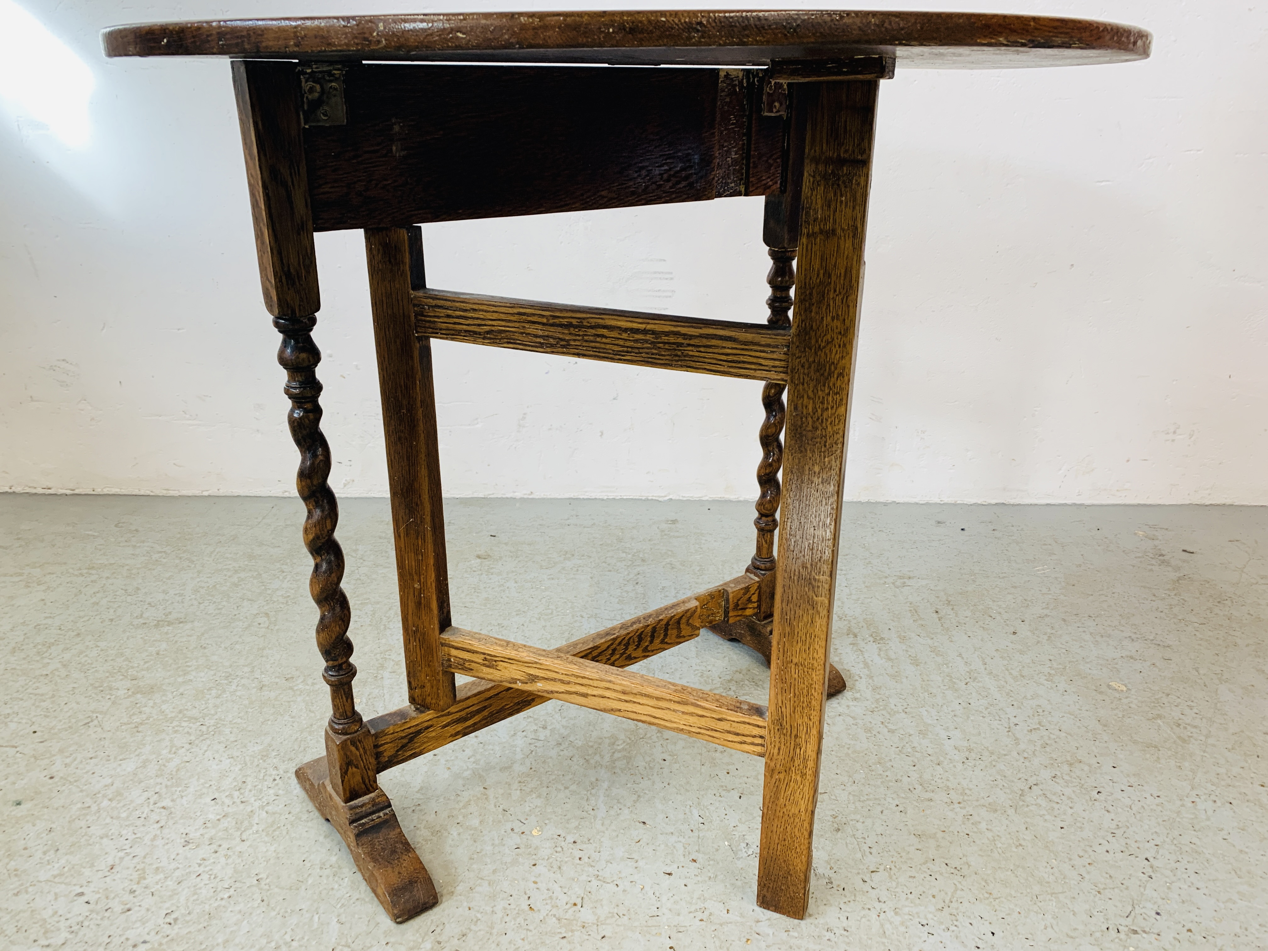 AN OAK AND OVAL TILT TOP OCCASIONAL TABLE WITH BARLEY TWIST DETAILS BEARING WARING AND GILLOW BRASS - Image 4 of 7