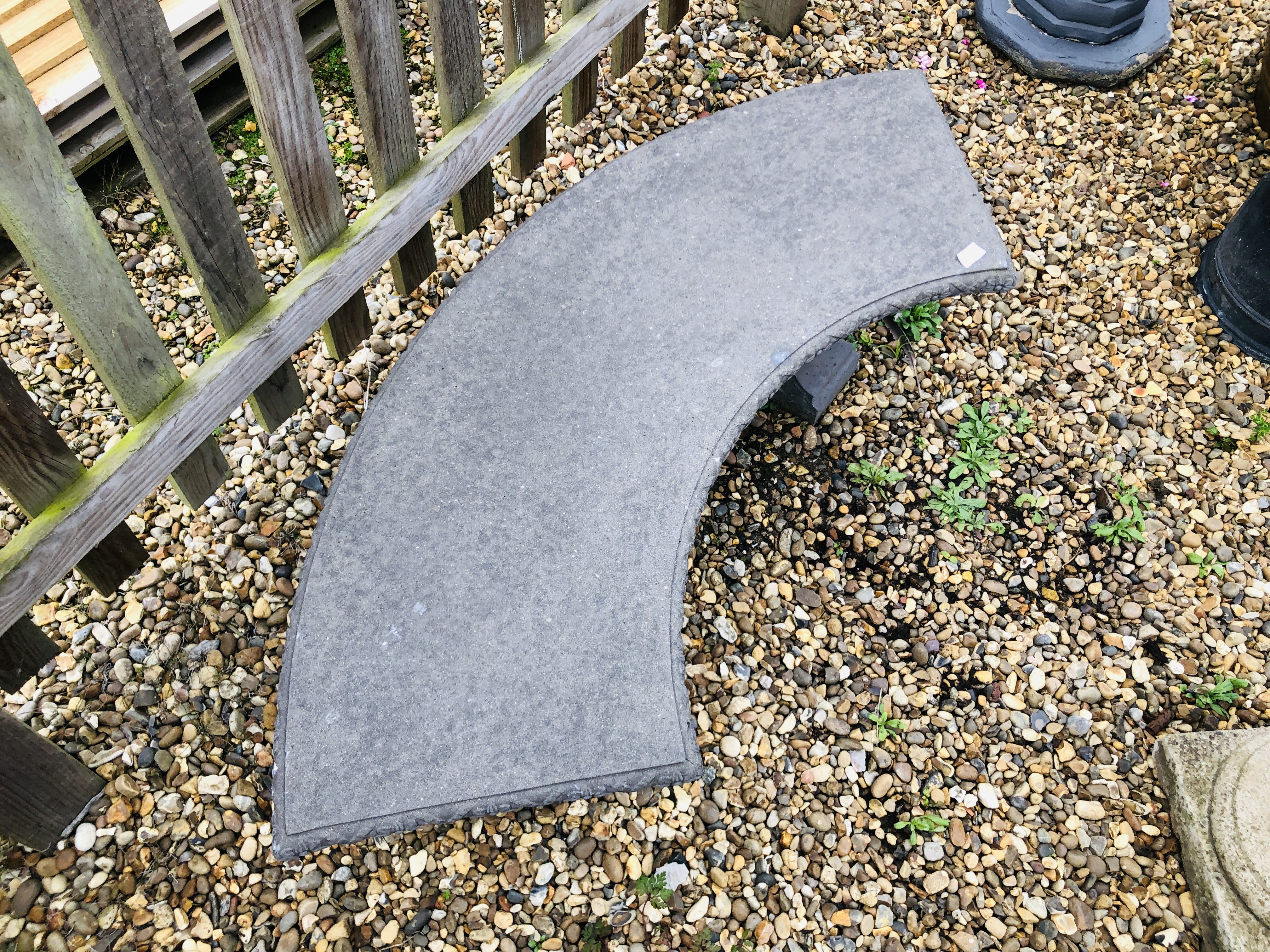 A STONEWORK GARDEN BENCH WITH CARVED SEAT W 130CM - Image 4 of 5