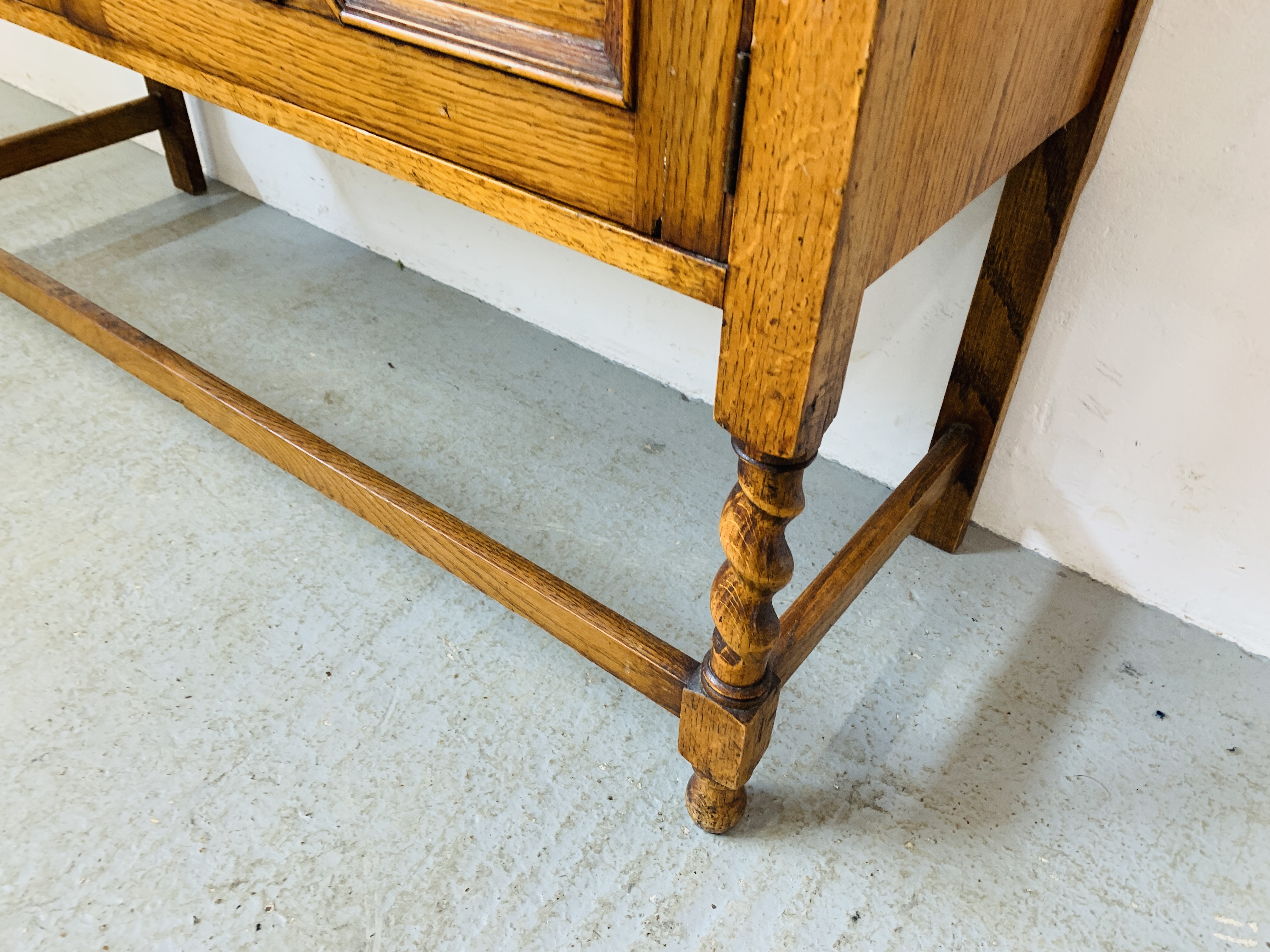 AN OAK 2 DRAWER MIRROR BACK SIDEBOARD ON BARLEY TWIST LEG, - Image 8 of 10